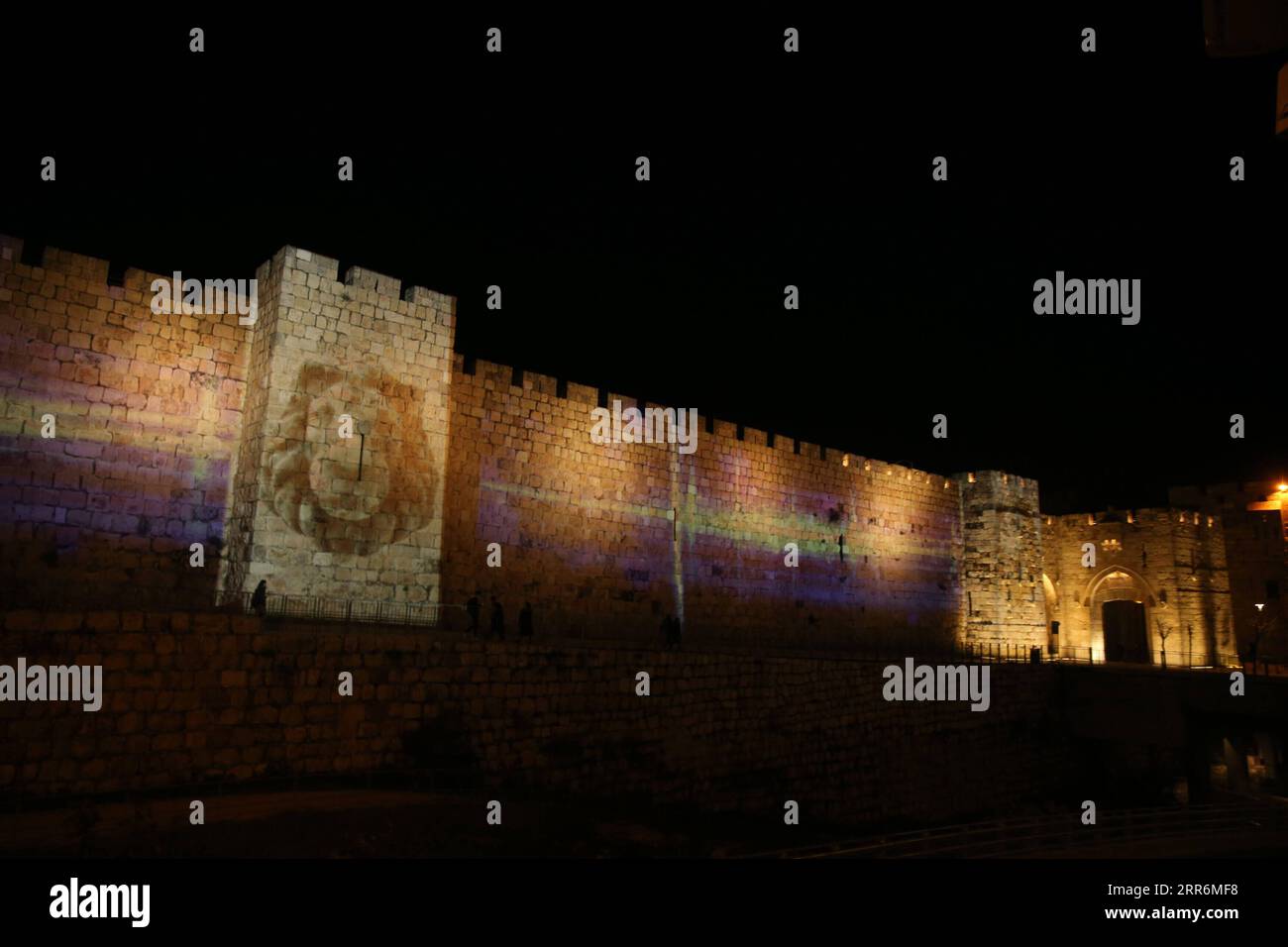210222 -- JERUSALEM, 22. Februar 2021 -- am 21. Februar 2021 wird Eine Lichtshow im Rahmen der Veranstaltung Follow the Lights, die von Jerusalems Gemeindebehörde im Zuge der COVID-19-Pandemie gestartet wurde, über der Mauer der Jerusalemer Altstadt gezeigt. Foto von /Xinhua MIDEAST-JERUSALEM-LIGHT SHOW MuammarxAwad PUBLICATIONxNOTxINxCHN Stockfoto
