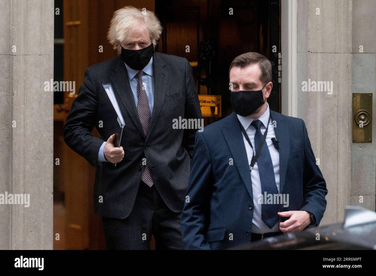 210222 -- LONDON, 22. Februar 2021 -- der britische Premierminister Boris Johnson L verlässt am 22. Februar 2021 die 10 Downing Street für das House of Commons in London. Johnson gab am Montag bekannt, dass Schulen in England ab dem 8. März wieder eröffnet werden, als Teil der Roadmap, um die derzeitige Coronavirus-Abriegelung zu erleichtern. Foto von /Xinhua BRITAIN-LONDON-COVID-19-PM-ROADMAP -LOCKDOWN-EXIT RayxTang PUBLICATIONxNOTxINxCHN Stockfoto