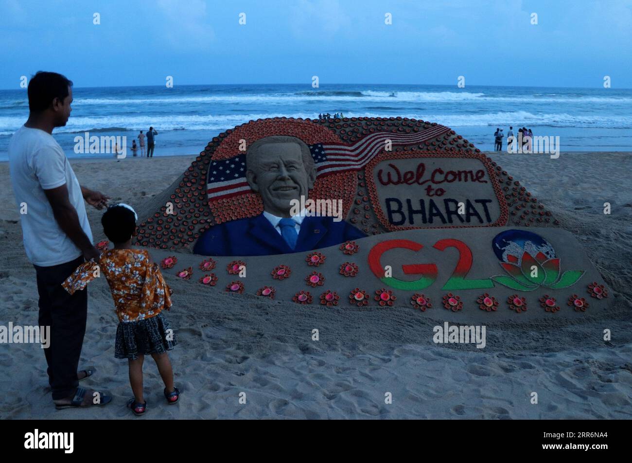 Bhubaneswar, Indien. September 2023. Eine Sandskulptur des US-Präsidenten Joe Biden wird am Ostküstenstrand der Bay of Bengal Sea für den G20-Gipfel in Bharat gesehen, da sie vom Sandkünstler Sudarshan Pattnaik für die Besucher in Puri, 65 km von Odishas Hauptstadt im Osten Indiens entfernt, kurz vor seiner Ankunft in Indien, um dem G20-Gipfel beizutreten. (Foto: STR/NurPhoto)0 Credit: NurPhoto SRL/Alamy Live News Stockfoto