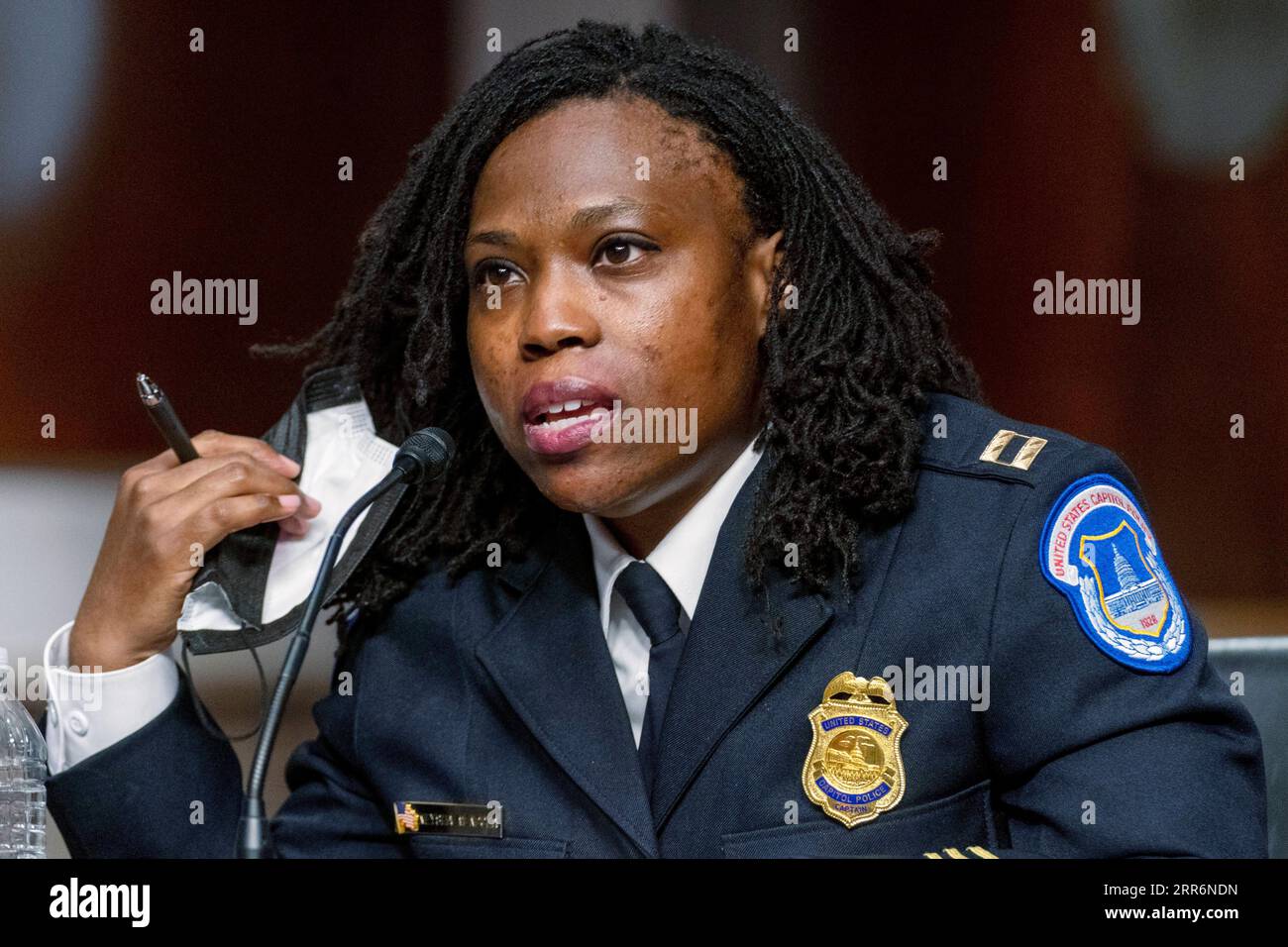 210223 -- WASHINGTON, 23. Februar 2021 -- Captain Carneysha Mendoza von der US-Kapitolpolizei bezeugt während einer gemeinsamen Anhörung über den Angriff auf das US-Kapitol am 6. Januar vor Senatsausschüssen in Washington, D.C., USA, am 23. Februar 2021. Steven Sund, ehemaliger USCP-Chef der U.S. Capitol Police, der nach dem Aufstand im Kapitol am 6. Januar zurücktrat, beschuldigte den Aufstand der Unvorsorge der Geheimdienstgemeinde am Dienstag, als er vor den Senatsausschüssen aussagte. ÜBER XINHUA U.S.-WASHINGTON, D.C.-HEARING-UNTERSUCHUNG DES ANGRIFFS AUF DAS US-KAPITOL ANDREWXHARNIK/POOL PUBLICAT AM 6. JANUAR Stockfoto