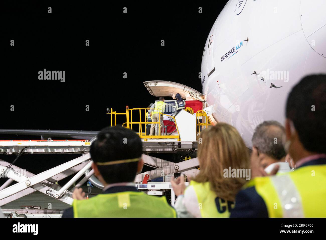 210224 -- SANTO DOMINGO, 24. Februar 2021 -- Mitarbeiter entladen am internationalen Flughafen von Santo Domingo, der Dominikanischen Republik, am 23. Februar 2021 eine Reihe chinesischer Sinovac COVID-19-Impfstoffe aus dem Flugzeug. Die Dominikanische Republik erhielt am Dienstagabend eine Lieferung von Impfstoffen, die vom chinesischen Pharmaunternehmen Sinovac entwickelt wurden, sagten die Behörden. /Handout über Xinhua DOMINIKANISCHE REPUBLIK-SANTO DOMINGO-CHINA-COVID-19-VACCINE-ARRIVAL DominicanxRepublic sxVicepresidency PUBLICATIONxNOTxINxCHN Stockfoto