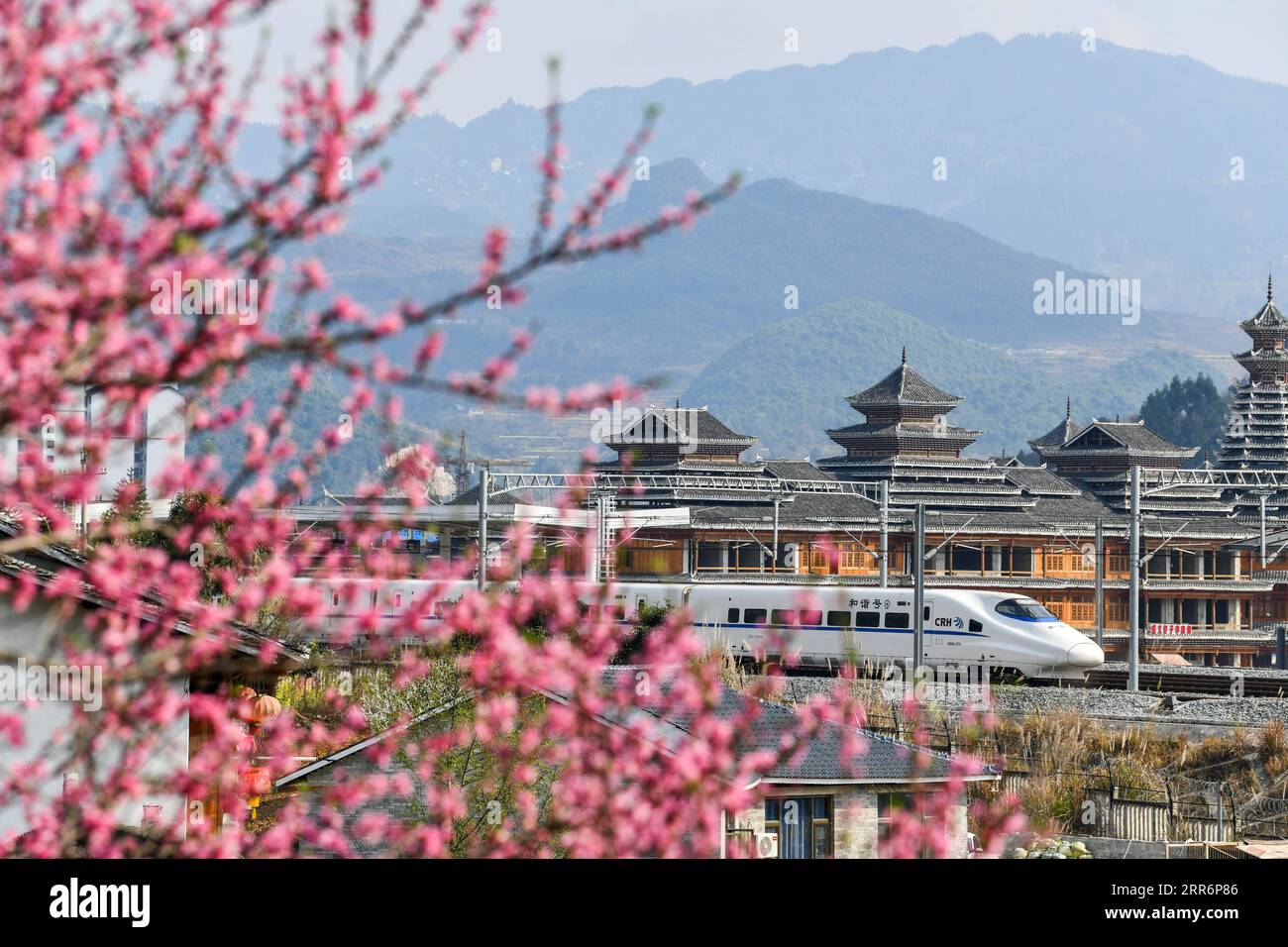 210225 -- PEKING, 25. Februar 2021 -- Ein Hochgeschwindigkeitszug fährt vom Congjiang Bahnhof im Congjiang County, Südwestchinas Provinz Guizhou, 23. Februar 2021. XINHUA FOTOS DES TAGES YangxWenbin PUBLICATIONxNOTxINxCHN Stockfoto