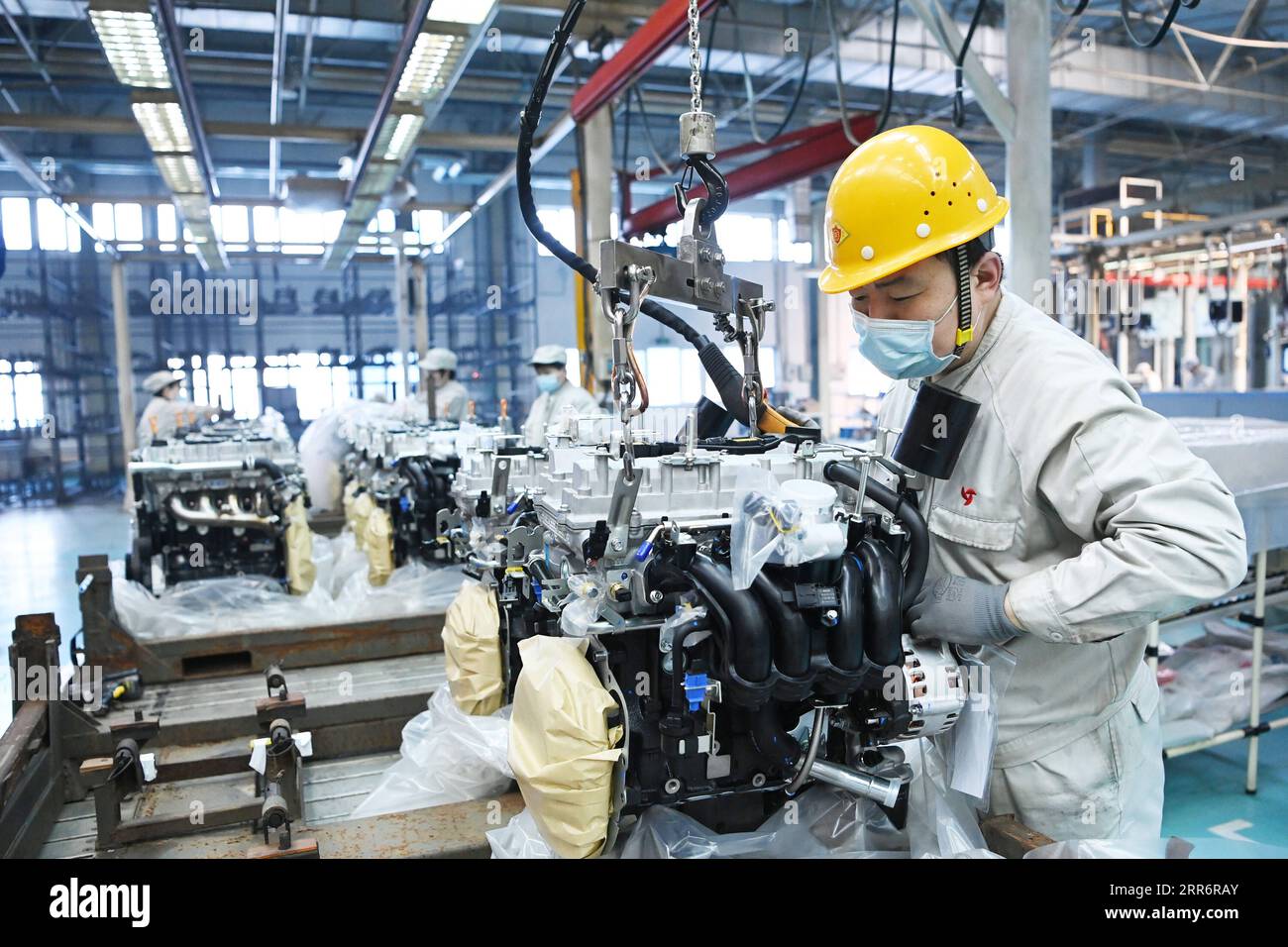 210226 -- HARBIN, 26. Februar 2021 -- Ein Mann arbeitet in einer Werkstatt von Harbin Dongan Automotive Engine Manufacturing Co., Ltd. In der nordöstlichen chinesischen Provinz Heilongjiang, 25. Februar 2021. Im Januar 2021 stiegen der Produktumsatz und der Umsatz des Unternehmens im Vergleich zum Vorjahr um 10,79 Prozent bzw. 18,34 Prozent. CHINA-HEILONGJIANG-HARBIN-MOTOR-HERSTELLUNG CN WANGXJIANWEI PUBLICATIONXNOTXINXCHN Stockfoto