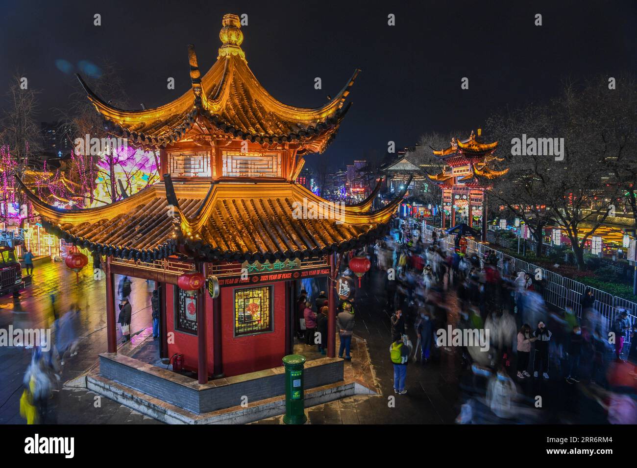 210226 -- NANJING, 26. Februar 2021 -- Touristen genießen Lichtinstallationen und Laternen-Shows im malerischen Fuzi Confucius Temple, um das Laternen-Festival in Nanjing, der ostchinesischen Provinz Jiangsu, am 26. Februar 2021 zu feiern. Das Laternenfest, der 15. Tag des ersten Monats des chinesischen Mondkalenders, fiel am Freitag dieses Jahres. Es bietet Familientreffen, Feste und verschiedene kulturelle Aktivitäten. CHINA-JIANGSU-NANJING-LATERNE FESTIVAL CN LIXBO PUBLICATIONXNOTXINXCHN Stockfoto