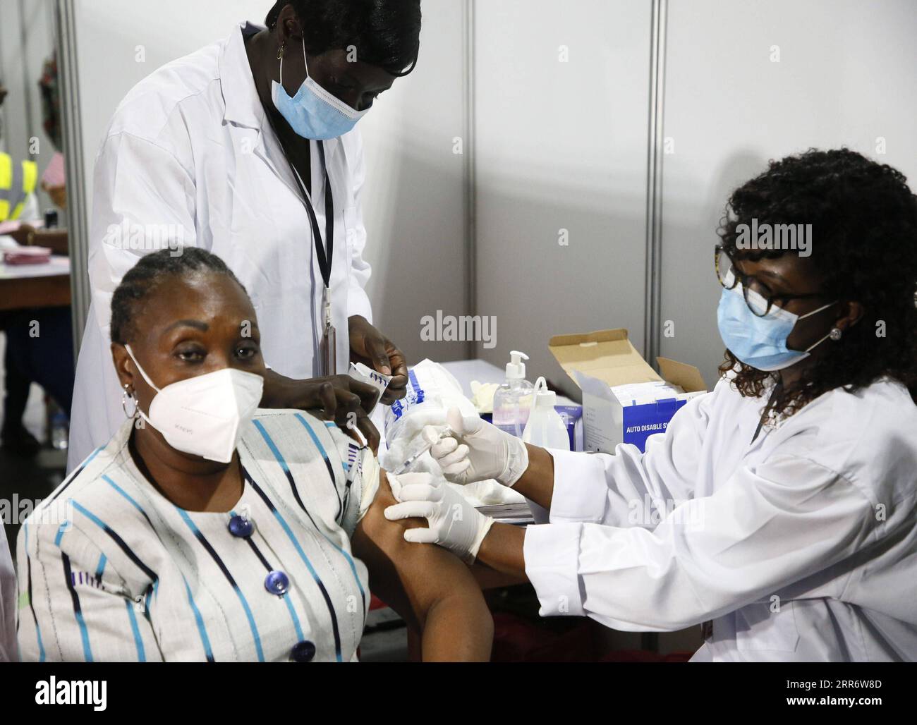 210302 -- ABIDJAN, 2. März 2021 -- Ein Regierungsbeamter erhält einen Abstrich des COVID-19-Impfstoffs in Abidjan, Cote d Ivoire, 1. März 2021. Cote d Ivoire nahm am Montag an den ersten COVID-19-Impfkampagnen der Welt Teil, wobei die Dosen von COVAX bereitgestellt wurden, einer globalen Initiative für einen gerechten Zugang zu COVID-19-Impfstoffen. Foto von /Xinhua COTE D IVOIRE-ABIDJAN-COVID-19-VACCINATION-COVAX YvanxSonh PUBLICATIONxNOTxINxCHN Stockfoto
