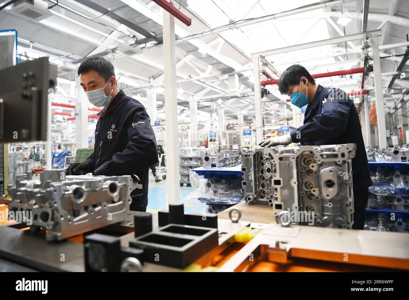 210302 -- HARBIN, 2. März 2021 -- Arbeiter arbeiten in einer Werkstatt