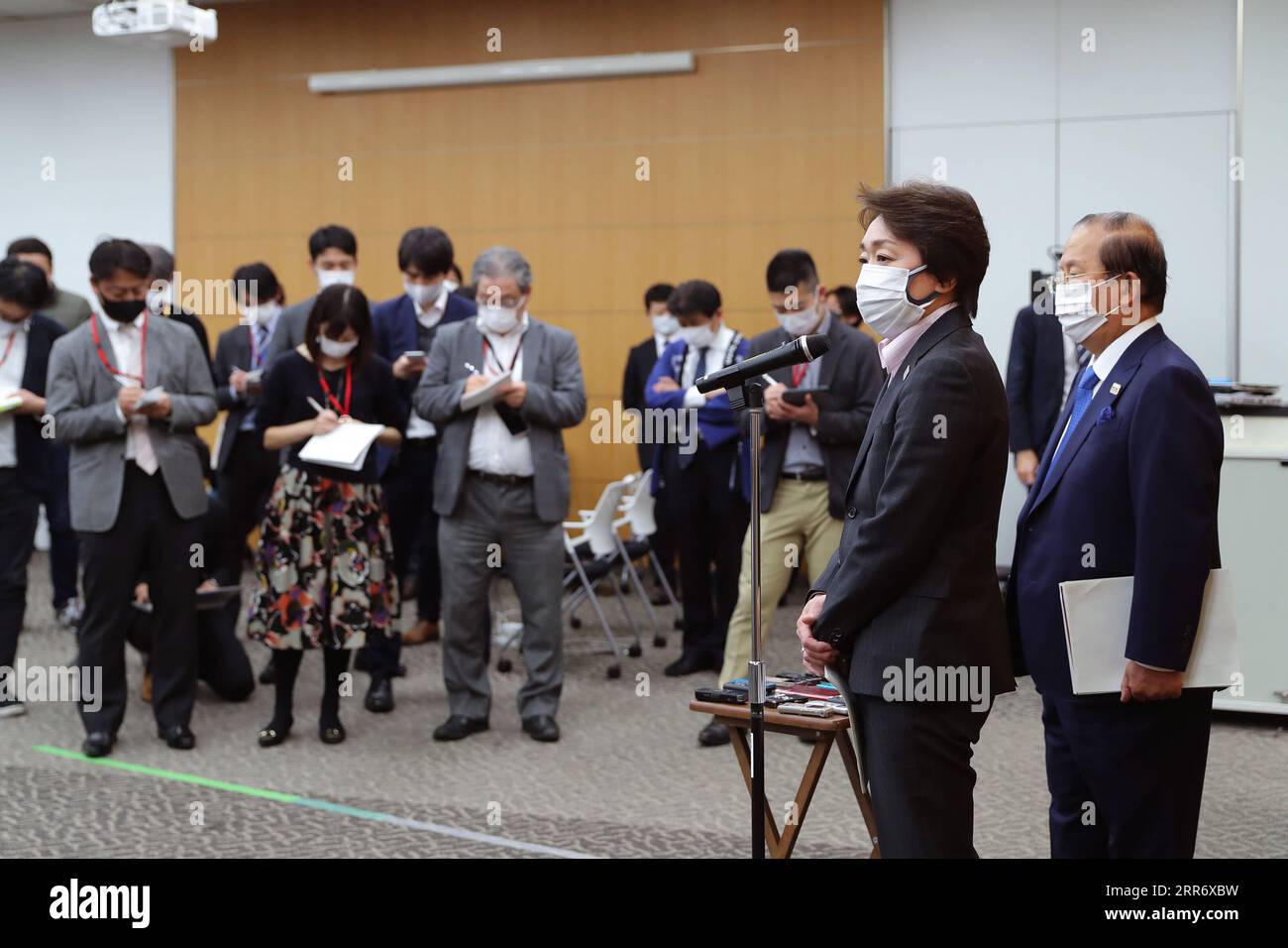 210303 -- TOKIO, 3. März 2021 -- Hashimoto Seiko 2nd R, Präsident des Organisationskomitees der Olympischen und Paralympischen Spiele Tokio 2020, und Muto Toshiro 1st R, CEO des Organisationskomitees der Olympischen und Paralympischen Spiele Tokio 2020, nahm an einer Medienversammlung nach dem Treffen mit fünf Parteien am 3. März 2021 im Hauptsitz von Tokio 2020 in Tokio, Japan, Teil. Das Organisationskomitee der Olympischen und Paralympischen Spiele Tokio 2020 hielt am Mittwoch ein Treffen von fünf Parteien mit der Metropolitan-Regierung Tokios, der Regierung Japans und dem Internationalen Olympischen Komitee IO ab Stockfoto