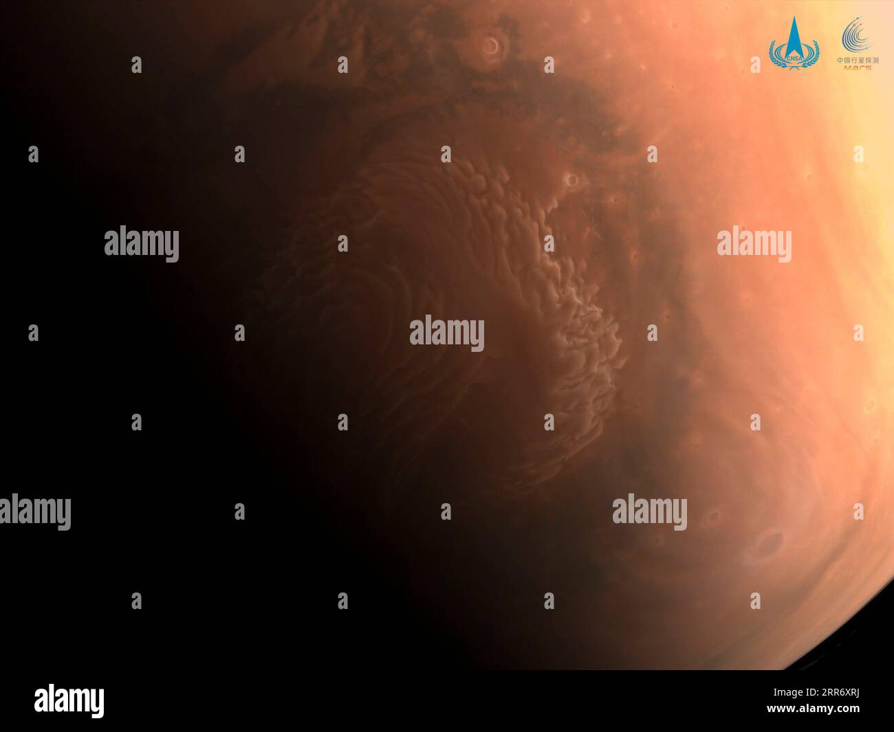 210304 -- PEKING, 4. März 2021 -- Foto veröffentlicht am 4. März 2021 von der China National Space Administration zeigt ein hochauflösendes Bild des Mars, das von der Sonde Tianwen-1 des Landes aufgenommen wurde. Die China National Space Administration veröffentlichte am Donnerstag hochauflösende Bilder des Mars, die von der Sonde Tianwen-1 des Landes aufgenommen wurden. Diese Bilder umfassen zwei panchromatische Bilder und ein Farbbild, so die . /Handout über Xinhua EyesonSci CHINA-BEIJING-TIANWEN-1 PROBE-MARS-HOCHAUFLÖSENDE IMAGESCN CNSA PUBLICATIONxNOTxINxCHN Stockfoto