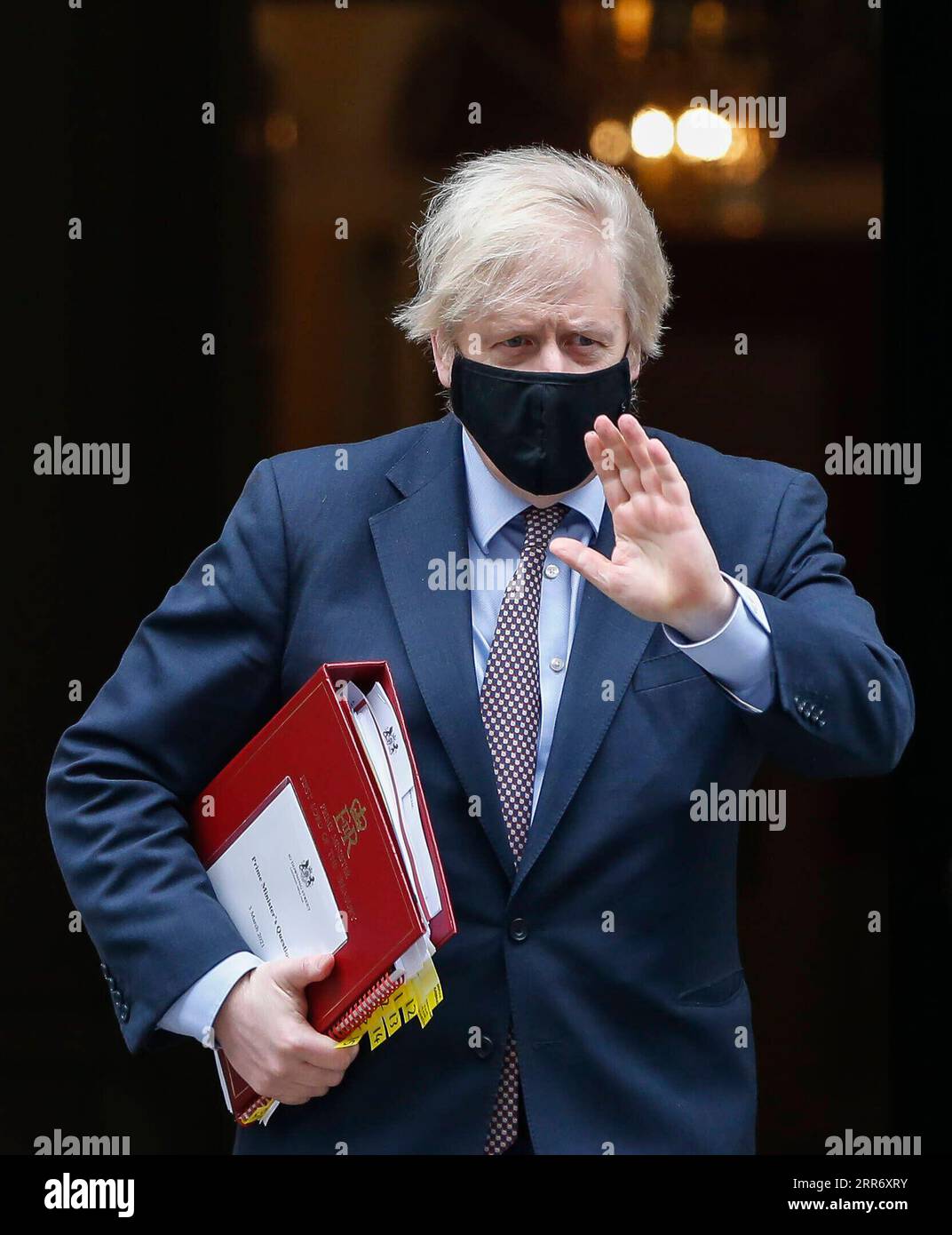 210304 -- LONDON, 4. März 2021 -- der britische Premierminister Boris Johnson verlässt die Downing Street am 3. März 2021 dem britischen Unterhaus in London. Der britische Finanzminister Rishi Sunak kündigte am Mittwoch im Haushaltsplan 2021 einen drei-Punkte-Plan an, um Arbeitsplätze und Unternehmen im Zusammenhang mit der COVID-19-Pandemie zu unterstützen und gleichzeitig den Weg für eine Erholung der Wirtschaft zu ebnen. Der britische Premierminister Boris Johnson kündigte bereits einen vierphasigen Fahrplan an, um die derzeitige Coronavirus-Abriegelung zu erleichtern. GROSSBRITANNIEN-LONDON-UK GOVERNMENT-BUDGET 2021 HanxYan PUBLICATIONxNOTxINxCHN Stockfoto