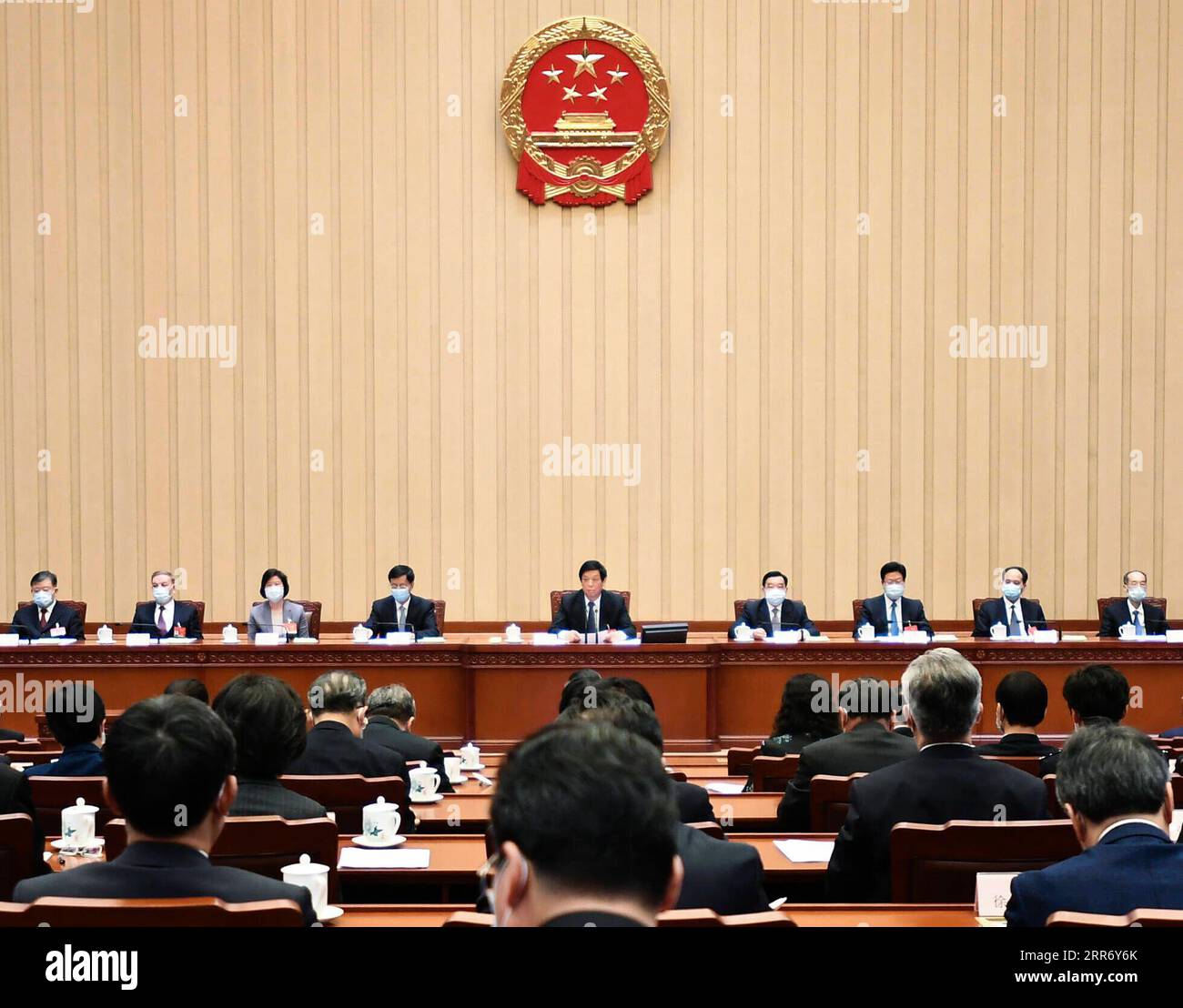 210304 -- PEKING, 4. März 2021 -- Li Zhanshu, Vorsitzender des Ständigen Ausschusses des Nationalen Volkskongresses des NPC, leitet die erste Sitzung des Präsidiums für die vierte Sitzung des 13. NPC in der Großen Halle des Volkes in Peking, der Hauptstadt Chinas, am 4. März 2021. ZWEI SESSIONSCHINA-BEIJING-NPC-PRESIDIUM-MEETING CN XIEXHUANCHI PUBLICATIONXNOTXINXCHN Stockfoto