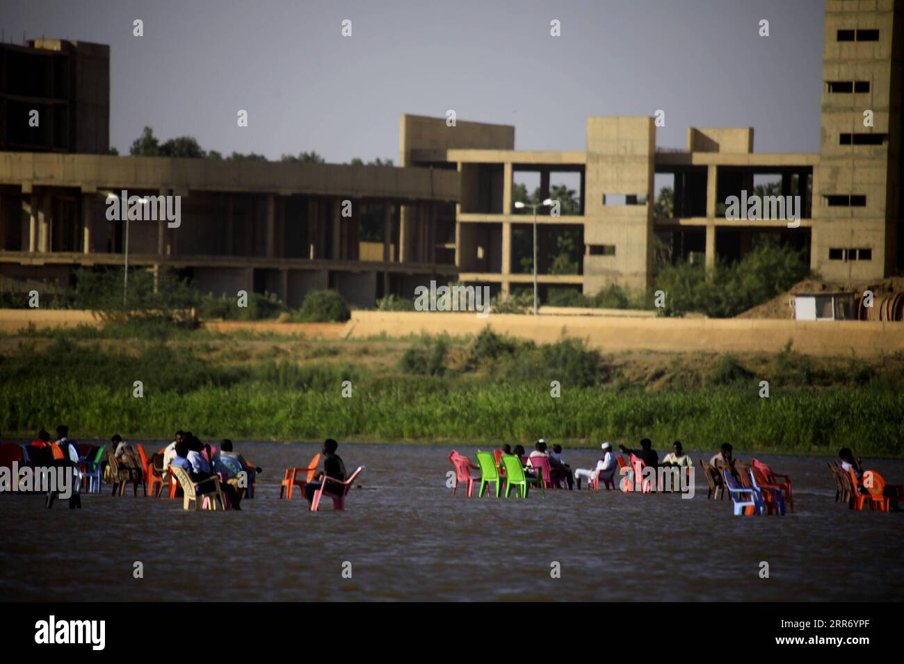 210305 -- KHARTUM, 5. März 2021 -- Menschen genießen ihr Wochenende im Wasser des Blauen Nils in Khartum, Sudan, 5. März 2021. Foto von /Xinhua SUDAN-KHARTUM-DAILY LIFE-WEEKEND MohamedxKhidir PUBLICATIONxNOTxINxCHN Stockfoto