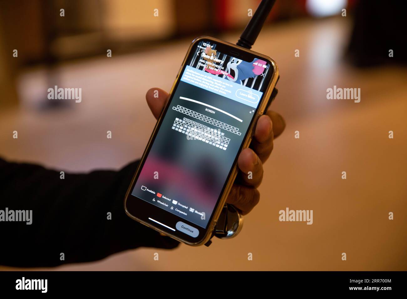 210306 -- NEW YORK, 6. März 2021 -- Ein Mobiltelefon zeigt eine Sitzplatzkarte mit gesperrten Sitzen in einem Kino in New York, USA, 5. März 2021. Einige Kinos in New York wurden am Freitag wieder eröffnet, nachdem alle Kinos in der Stadt am 17. März 2020 geschlossen wurden, zusammen mit Nachtclubs, kleinen Theatern und Konzerthäusern während des COVID-19-Ausbruchs. US-NEW YORK-KINO-WIEDERERÖFFNUNG MICHAELXNAGLE PUBLICATIONXNOTXINXCHN Stockfoto