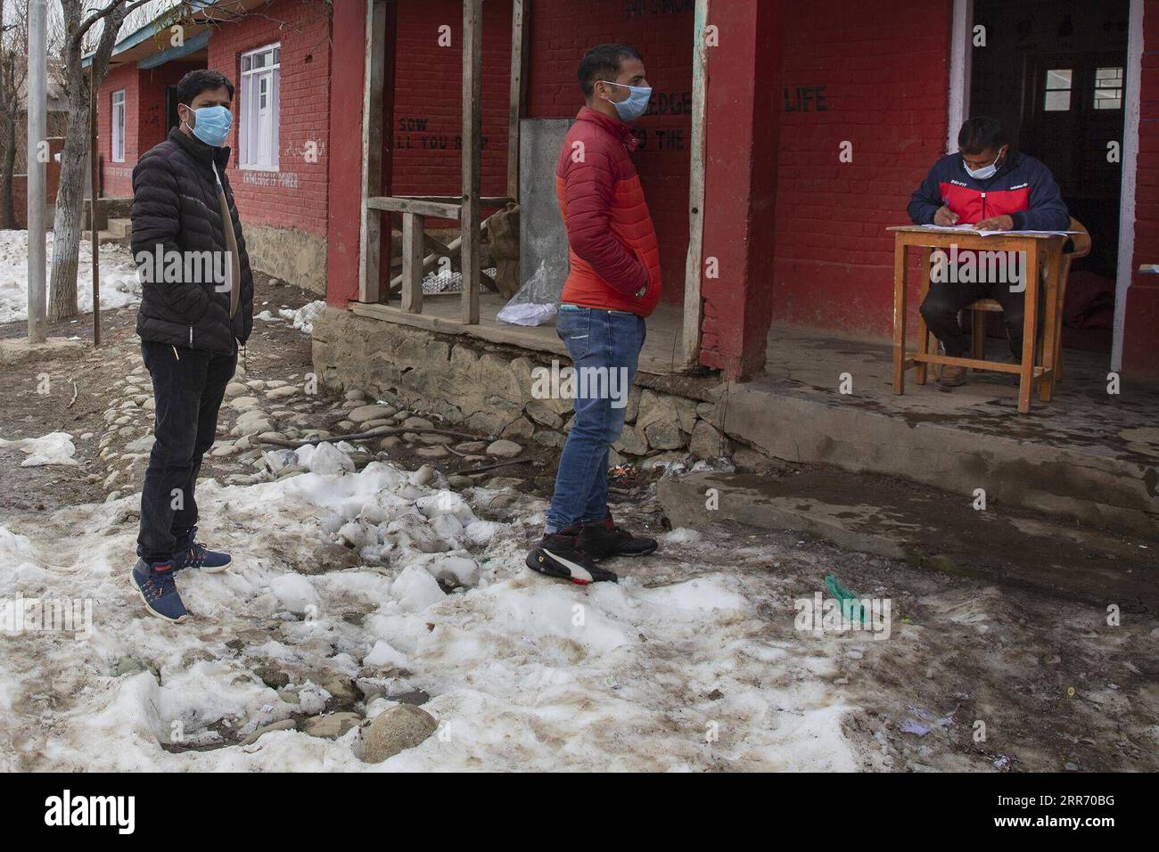 210306 -- SRINAGAR, 6. März 2021 -- Schullehrer warteten sich an, um an einer Schule im Bezirk Budgam, nordwestlich der Stadt Srinagar, der Sommerhauptstadt des von Indien kontrollierten Kaschmirs, Rapid Antigen Test RATTE für COVID-19 zu haben, 6. März 2021. Die Behörden im von Indien kontrollierten Kaschmir haben vor der Eröffnung von Schulen mit COVID-19-Tests von Schullehrern begonnen, sagten Beamte. KASCHMIR-SRINAGAR-COVID-19-TEST JavedxDar PUBLICATIONxNOTxINxCHN Stockfoto