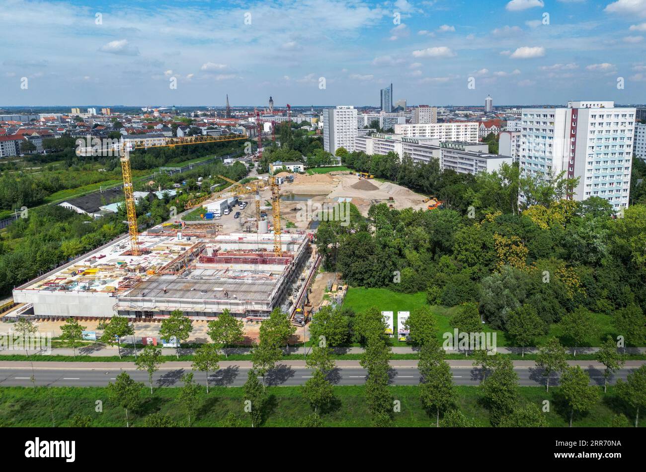 Leipzig, Deutschland. August 2023. Die Bauarbeiten am Campus Dösner Weg im Süden Leipzigs gehen voran. Mit dem Bebauungsplan Nr. 397,1 „Stadtraum Bayerischer Bahnhof – Stadtquartier Lößniger Straße“ soll auf dem 36 ha großen Ödland ein neuer Stadtteil geschaffen werden. Ein 8 ha großer Park mit rund 1.800 Wohnungen, Schulen, Sporthallen, Kindertagesstätten, auf beiden Seiten der City Tunnel-Strecke sind im Stadtteil Filialen und rund 150.000 Quadratmeter Gewerbefläche geplant. (Luftbild mit Drohne) Kredit: Jan Woitas/dpa/ZB/dpa/Alamy Live News Stockfoto