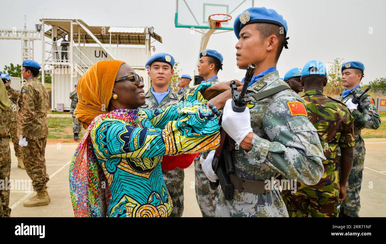 210308 -- PEKING, 8. März 2021 -- Anita Kiki Gebe, stellvertretende gemeinsame Sonderbeauftragte der Mission der Vereinten Nationen und der Afrikanischen Union in Darfur UNAMID, vergibt eine UN-Friedensmedaille an einen Soldaten der 2. China Medium Utility Helicopter Unit CMUHU02 in El-Fashir, Sudan, 17. Juli 2019. Schlagzeilen-Explainer: Nimmt China seine Militärausgaben in die Höhe? Xinhua PUBLICATIONxNOTxINxCHN Stockfoto