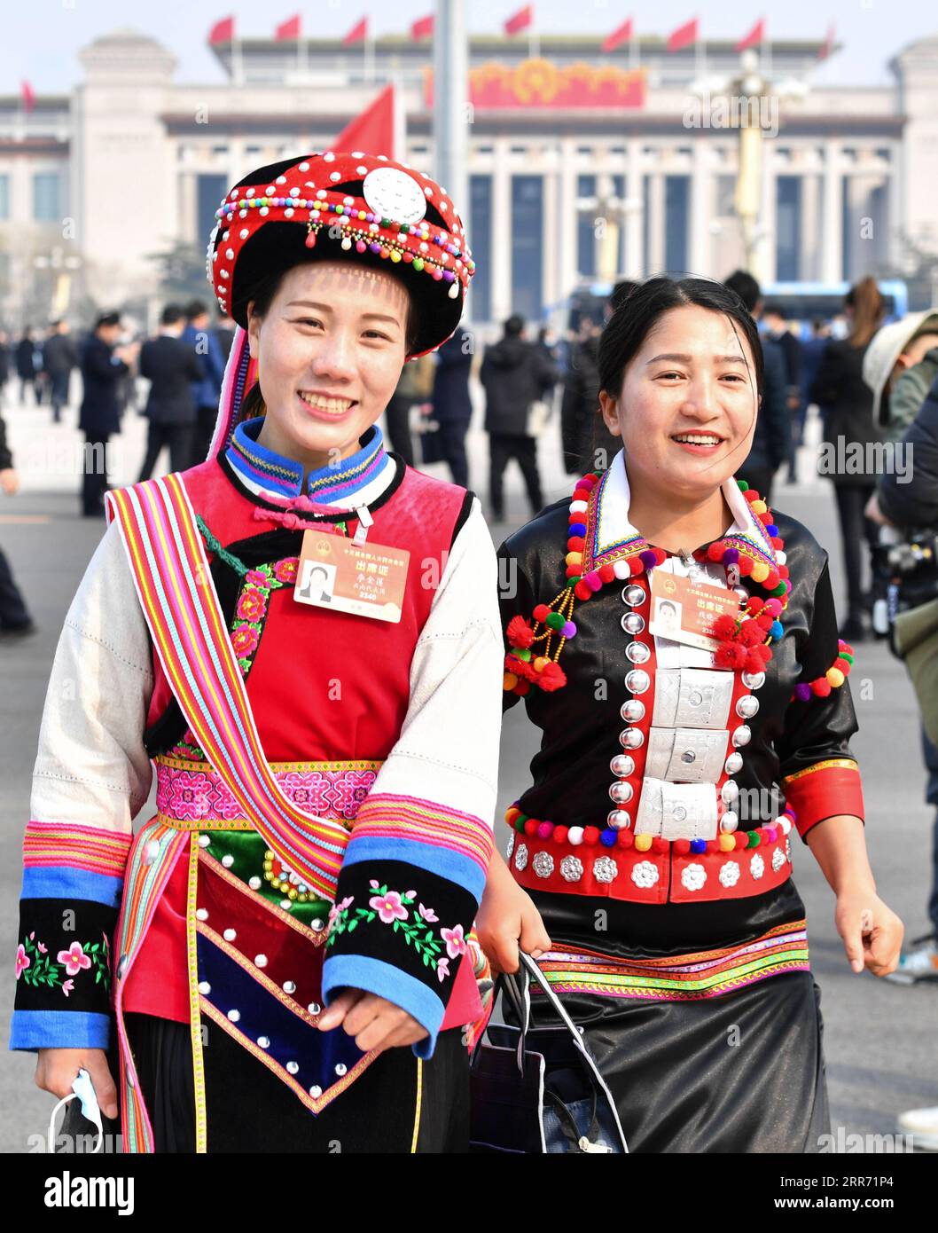 210308 -- PEKING, 8. März 2021 -- weibliche Abgeordnete des 13. Nationalen Volkskongresses NPC gehen in Richtung der Großen Halle des Volkes für die zweite Plenarsitzung der vierten Sitzung des 13. NPC in Peking, Hauptstadt von China, 8. März 2021. Im 13. Nationalen Volkskongress NPC und im Nationalen Komitee der 13. Politischen Konsultativkonferenz des chinesischen Volkes CPPCC gibt es 742 weibliche Abgeordnete und 440 weibliche Mitglieder, was einen historischen Höhepunkt für die weibliche Vertretung darstellt. Am 8. März findet der Internationale Frauentag statt, an dem das soziale, wirtschaftliche und höfliche gefeiert wird Stockfoto