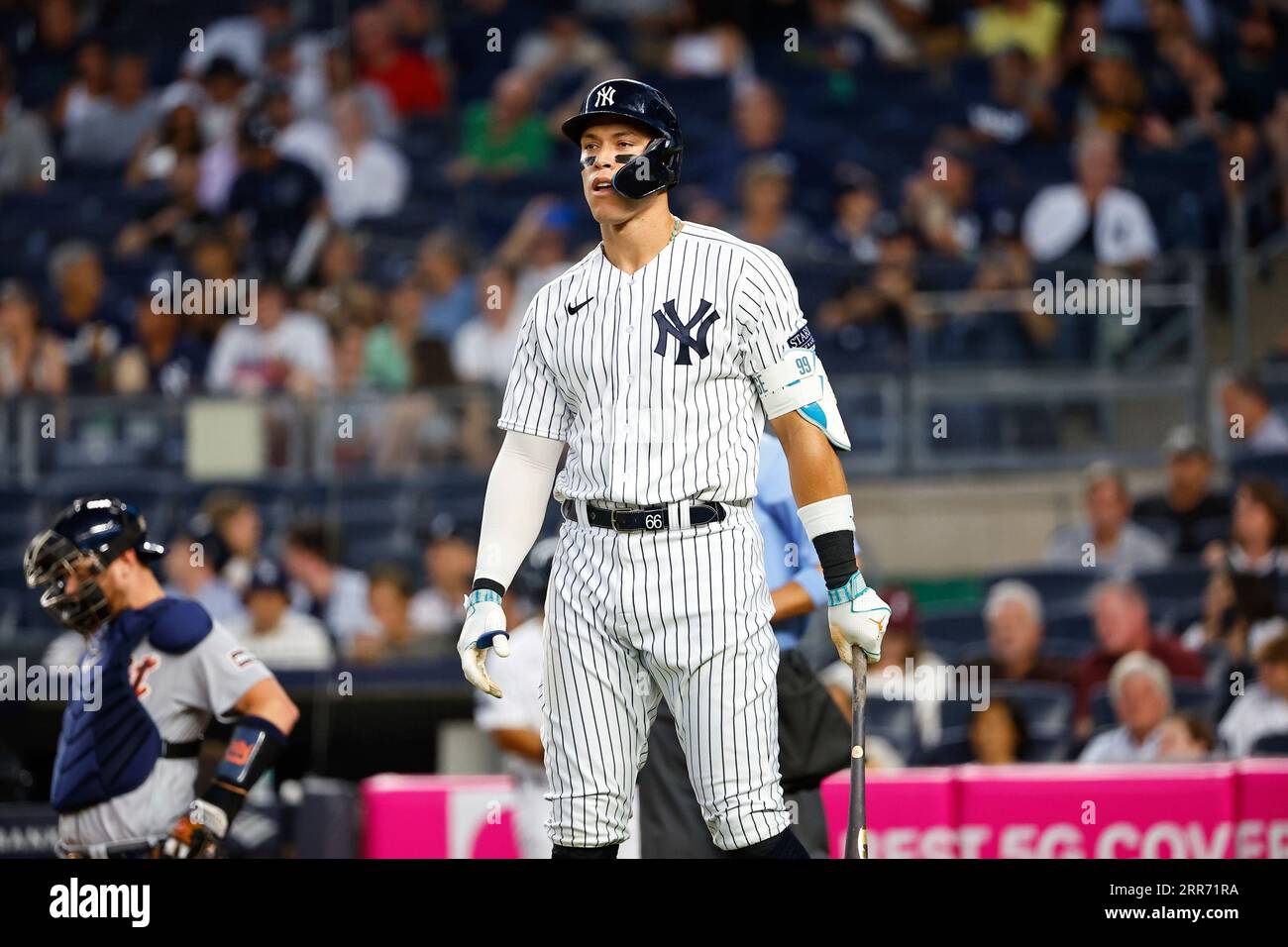 BRONX, NY - SEPTEMBER 06: Aaron Judge #99 of the New York Yankees at bat during the first inning of the Major League Baseball game against the Detroit Tigers on September 6, 2023 at Yankee Stadium in the Bronx, New York. (Photo by Rich Graessle/Icon Sportswire) (Icon Sportswire via AP Images) Stockfoto
