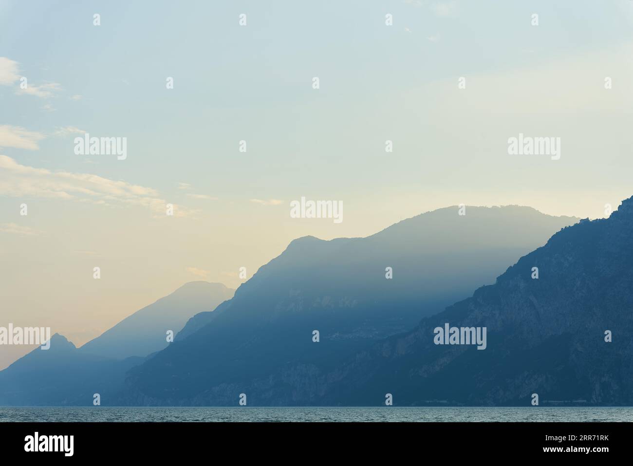 Berge am Westufer des Gardasees bei Limone Sul Garda in Italien. Freier Textbereich im oberen Teil Stockfoto