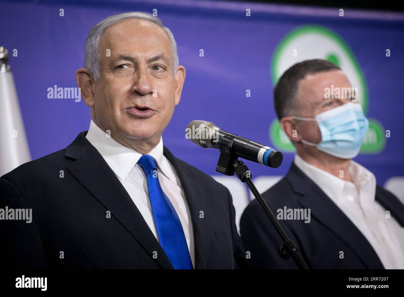 210308 -- TEL AVIV, 8. März 2021 -- der israelische Premierminister Benjamin Netanjahu L hält eine Rede während eines Treffens mit der 5-millionsten Person, die den COVID-19-Impfstoff in Israel in Tel Aviv, Israel, am 8. März 2021 erhalten hat. Seit Beginn der Impfkampagne am 20. Dezember 2020 hat die Zahl der gegen COVID-19 geimpften Menschen in Israel 5 Millionen oder 53,8 Prozent der Gesamtbevölkerung übertroffen. Via Xinhua ISRAEL-TEL AVIV-PM-COVID-19-VACCINATION-5 MILLIONSTE PERSON MiriamxAlster/JINI PUBLICATIONxNOTxINxCHN Stockfoto