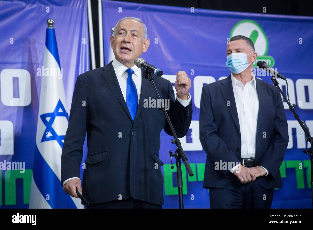 210308 -- TEL AVIV, 8. März 2021 -- der israelische Premierminister Benjamin Netanjahu L hält eine Rede während eines Treffens mit der 5-millionsten Person, die den COVID-19-Impfstoff in Israel in Tel Aviv, Israel, am 8. März 2021 erhalten hat. Seit Beginn der Impfkampagne am 20. Dezember 2020 hat die Zahl der gegen COVID-19 geimpften Menschen in Israel 5 Millionen oder 53,8 Prozent der Gesamtbevölkerung übertroffen. Via Xinhua ISRAEL-TEL AVIV-PM-COVID-19-VACCINATION-5 MILLIONSTE PERSON MiriamxAlster/JINI PUBLICATIONxNOTxINxCHN Stockfoto