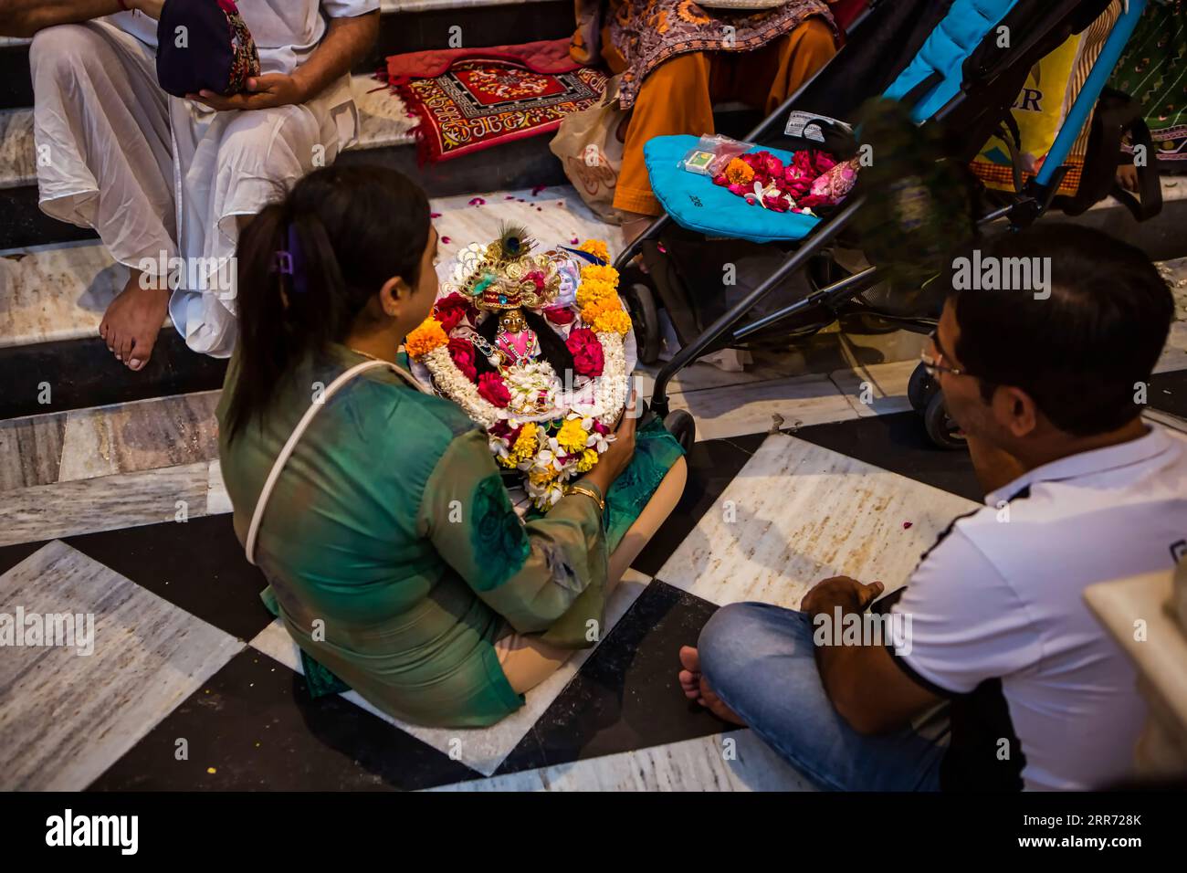 Vrindavan, Uttar Pradesh, 19. Oktober 2019: Eine Frau, die Lord Krishnaon ihr Schoßgefühl als ihr eigenes Baby im Sri Krishna-Balaram Mandir hält. Es ist ein Stockfoto