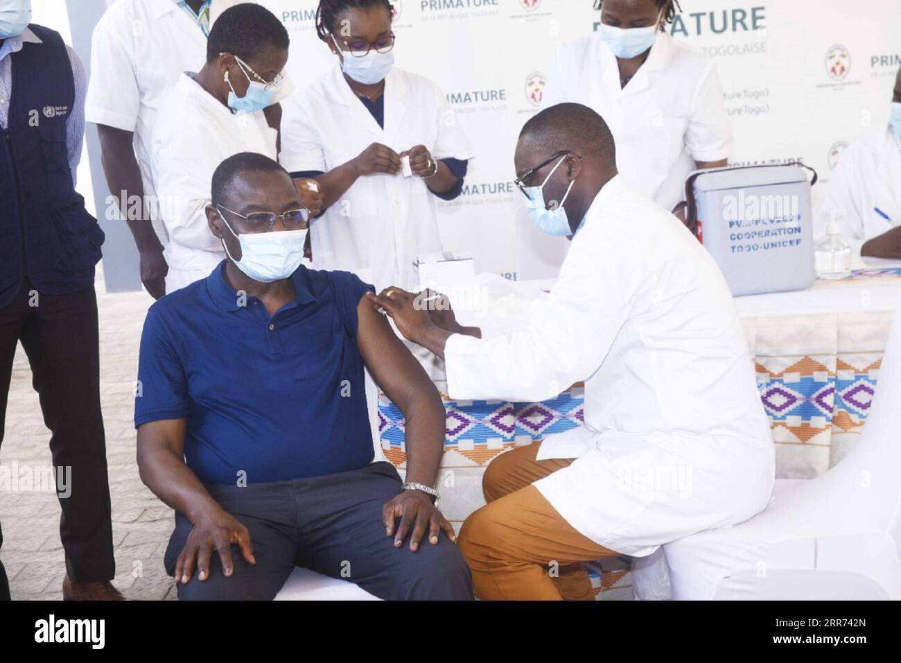210311 -- LOME, 11. März 2021 -- Mustafa Mijiyawa, togolesischer Gesundheitsminister, erhält seine erste Injektion des AstraZeneca-Impfstoffs in Lome, Togo, 10. März 2021. Die bundesweite Immunisierung begann am Donnerstag, die Gesundheitspersonal und Menschen über 50 Jahren ins Visier nahm, in der Hauptstadt Lome und ihren Außenbezirken, die als am schwersten von der Pandemie betroffen gelten. Foto von /Xinhua TOGO-LOME-COVID-19-VACCINE VictorxKelenga PUBLICATIONxNOTxINxCHN Stockfoto