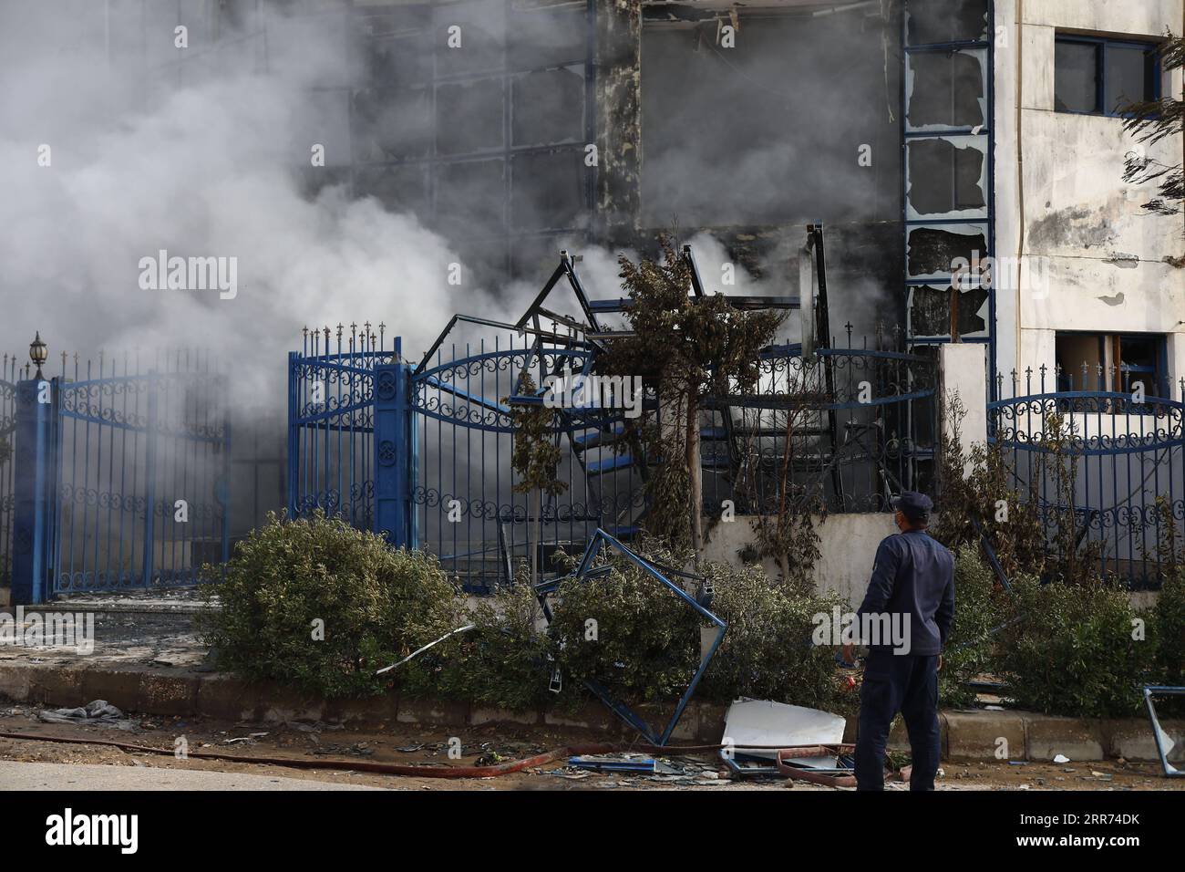 210311 -- EL OBOUR CITY KAIRO, 11. März 2021 -- Foto aufgenommen am 11. März 2021 zeigt die Szene eines massiven Feuers in El Obour, Provinz Qalyubia, Ägypten. Mindestens 20 Menschen wurden getötet und 24 andere wurden am Donnerstag verwundet, als ein massiver Brand eine vierstöckige Bekleidungsfabrik in der ägyptischen Stadt El Obour nördlich von Kairo erfasste, so eine Erklärung der Provinz Qalyubia. EGYPT-EL OBOUR CITY-CLOTHING FACTORY-MASSIVE FIRE AHMEDXGOMAA PUBLICATIONXNOTXINXCHN Stockfoto