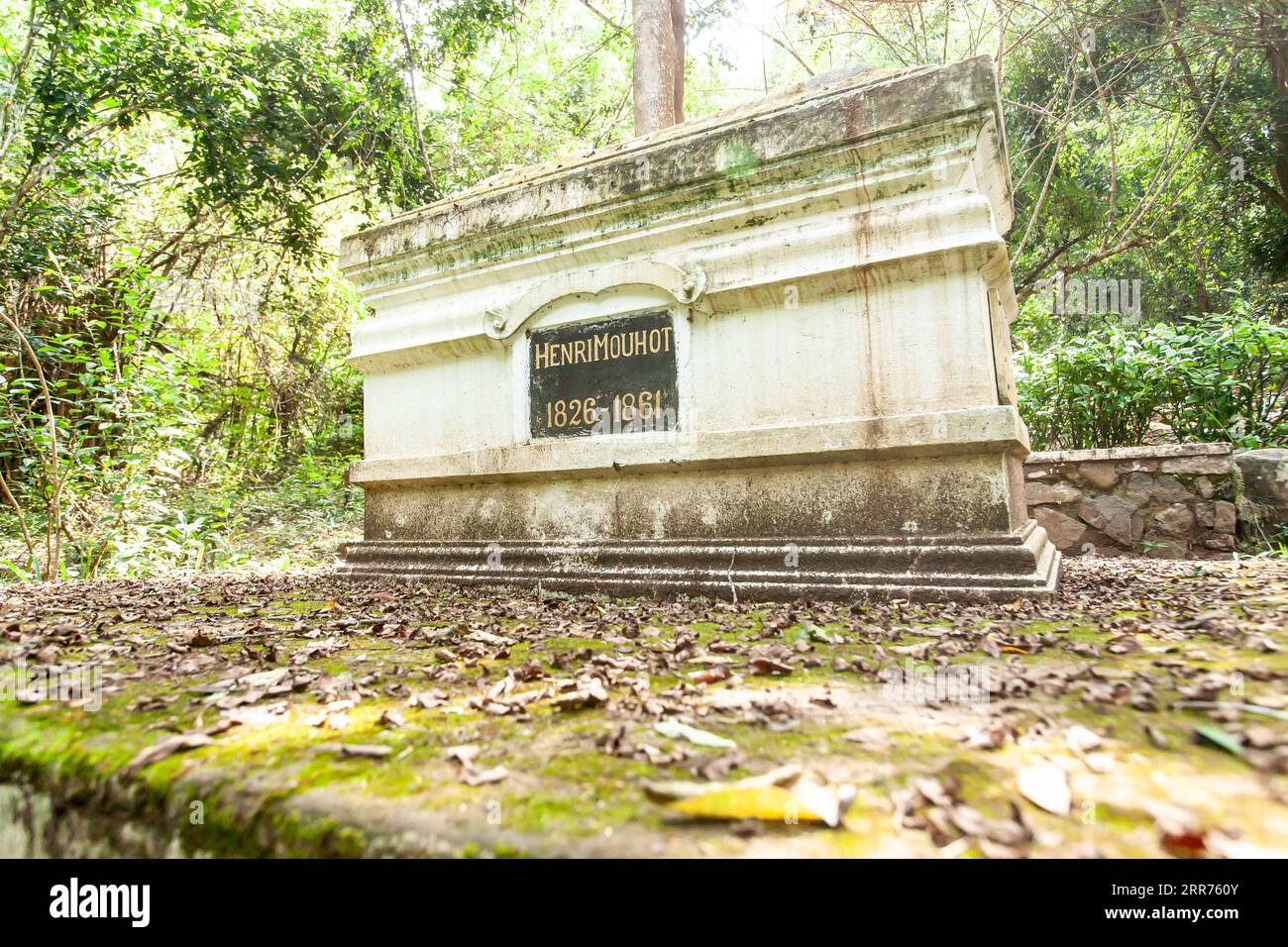 Das Grab von Henri Mouhot in der Nähe von Luang Prabang, Laos, einem französischen Naturforscher und Entdecker, der der Entdecker von Angkor Wat war. Stockfoto