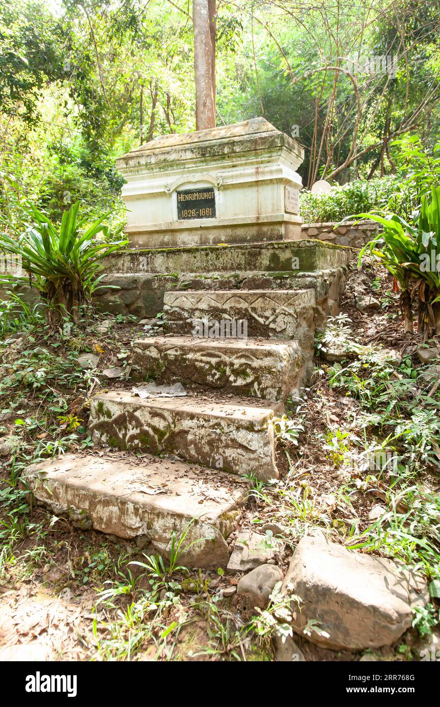 Das Grab von Henri Mouhot in der Nähe von Luang Prabang, Laos, einem französischen Naturforscher und Entdecker, der der Entdecker von Angkor Wat war. Stockfoto