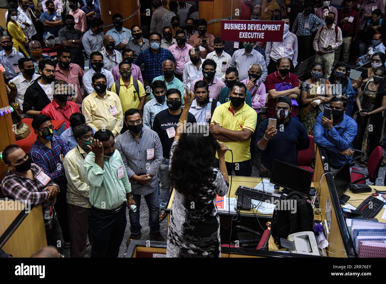 210315 -- MUMBAI, 15. März 2021 -- Bankmitarbeiter protestieren gegen die geplante Privatisierung von zwei öffentlichen Banken in Mumbai, Indien, 15. März 2021. Bankdienstleistungen in ganz Indien wurden am Montag nach einem landesweiten zweitägigen Streik gegen die geplante Privatisierung von zwei Banken des öffentlichen Sektors und rückwirkende Bankenreformen getroffen, sagten Beamte. Laut United Forum of Bank Union UFBU, einem Dachverband von neun Bankengewerkschaften in Indien, nehmen mehr als eine Million Bankangestellte und -Offiziere an dem Streik Teil. Foto: /Xinhua INDIA-BANK STRIKE Farihaxfarooqui PUBLICATIONxNOTxINxCHN Stockfoto