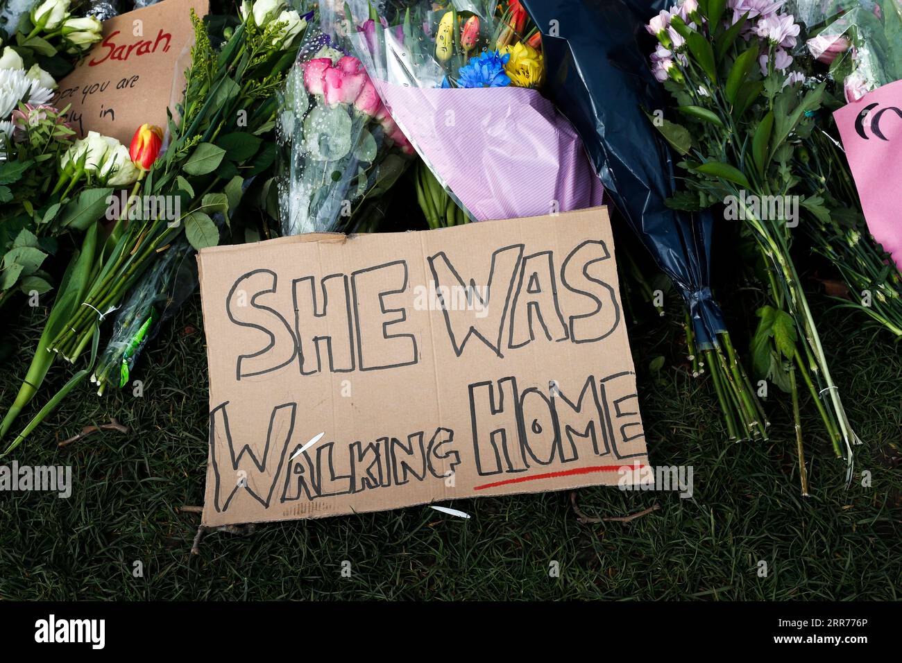 210316 -- LONDON, 16. März 2021 -- Blumen und Notizen sind angebracht, um Sarah Everard auf dem Parliament Square in London, Großbritannien, am 16. März 2021 zu ehren. Die britische Regierung kündigte am Dienstag ein Paket neuer Maßnahmen an, einschließlich besserer Beleuchtung und CCTV in der Gemeinde, um Frauen und Mädchen nach dem Tod der 33-jährigen Sarah Everard weitere Sicherheit zu geben. GROSSBRITANNIEN-LONDON-SARAH EVERARD-GOVERNMENT-NEW MEASURES HANXYAN PUBLICATIONXNOTXINXCHN Stockfoto