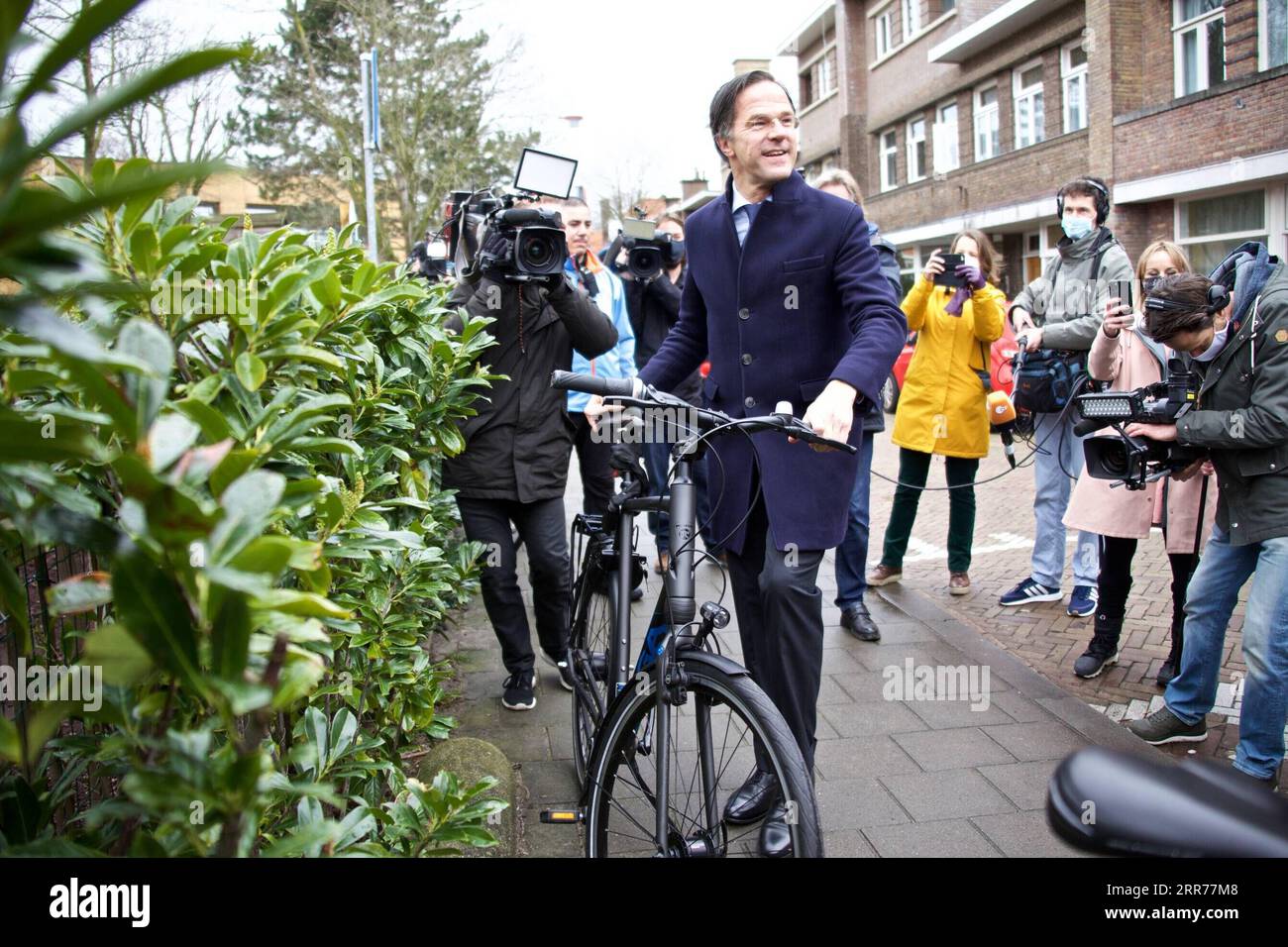 210317 -- DEN HAAG, 17. März 2021 -- der niederländische Premierminister Mark Rutte verlässt eine Wahlstation in den Haag, Niederlande, 17. März 2021. Nach zwei beschränkten Wahltagen öffneten alle Wahllokale in den Niederlanden am Mittwochmorgen ihre Türen für die Parlamentswahlen 2021. Foto von /Xinhua NIEDERLANDE-DEN HAAG-WAHLEN-RUTTE SylviaxLederer PUBLICATIONxNOTxINxCHN Stockfoto