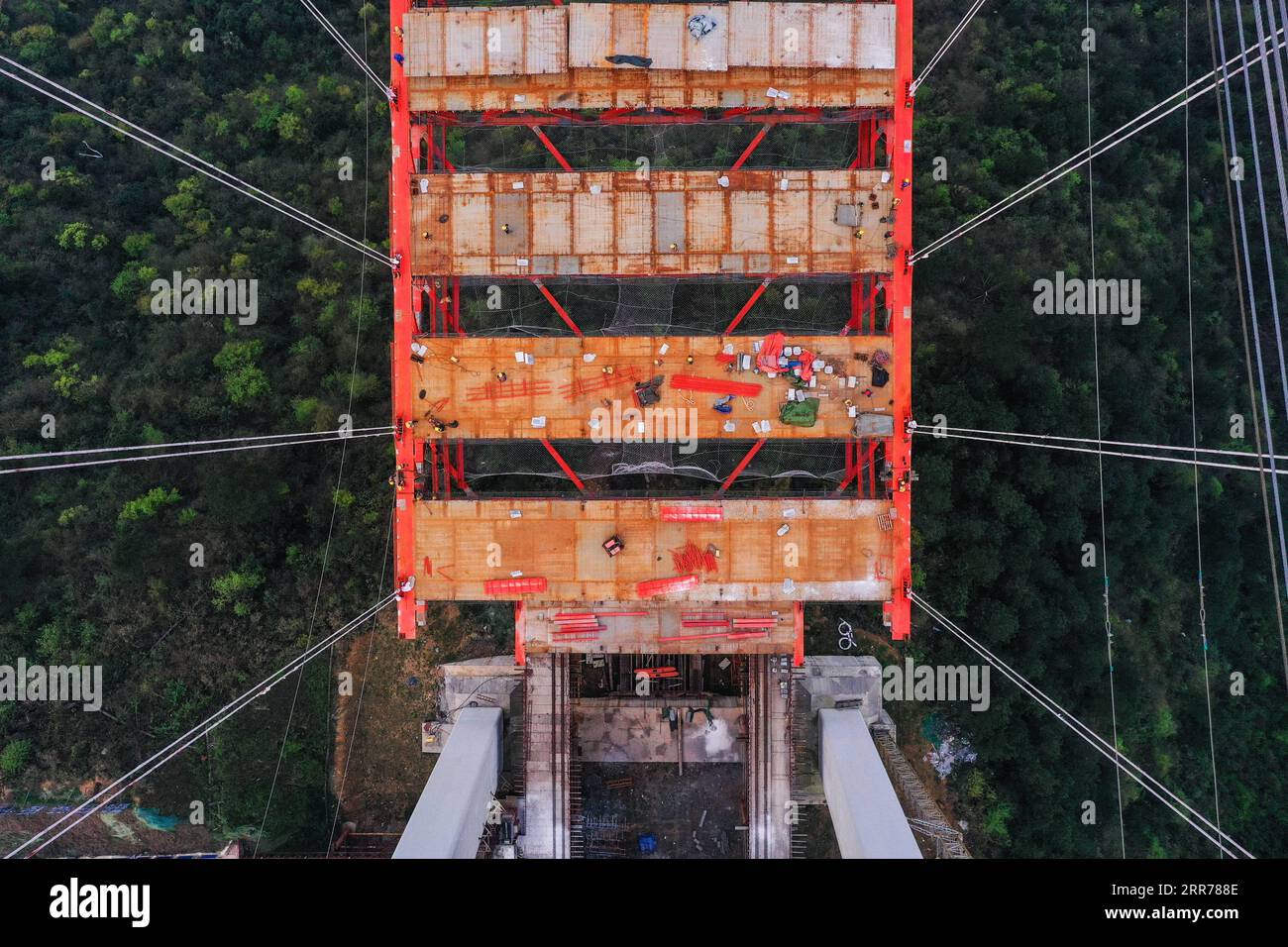 210319 -- GUIDING, 19. März 2021 -- Luftaufnahme aufgenommen am 18. März 2021 zeigt Menschen, die auf der Baustelle der großen Brücke Yangbaoshan des Guiyang-Huangping Highway in der südwestchinesischen Provinz Guizhou arbeiten. Mit einer Hauptspannweite von 650 Metern erstreckt sich die große Brücke über eine Länge von 1.112 Metern. Derzeit ist der Bau der Brücke in die letzte Phase der Montage von Stahlfachwerkträgern eingetreten. CHINA-GUIZHOU-GUIYANG-HUANGPING AUTOBAHNBAU CN YANGXWENBIN PUBLICATIONXNOTXINXCHN Stockfoto