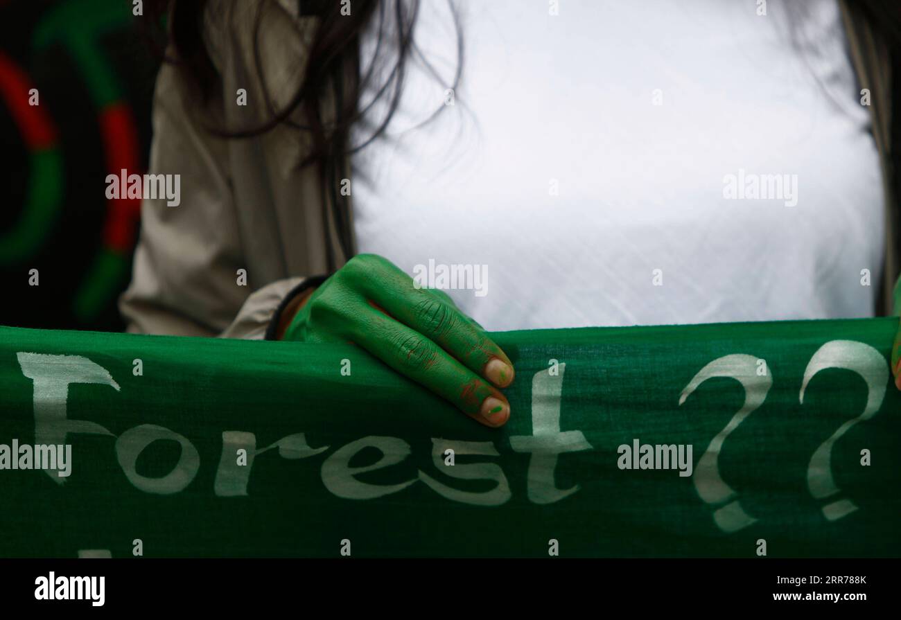 210319 -- KATHMANDU, 19. März 2021 -- ein Umweltaktivist nimmt an einer Sensibilisierungskampagne gegen eine Entscheidung zum Bau des Internationalen Flughafens Nijgadh Teil, von der die Aktivisten glauben, dass sie am 19. März 2021 in Kathmandu, Nepal, zum Abholzen von Bäumen und zum Verlust der Artenvielfalt führen wird. NEPAL-KATHMANDU-UMWELTBEWUSSTSEINSKAMPAGNE SulavxShrestha PUBLICATIONxNOTxINxCHN Stockfoto