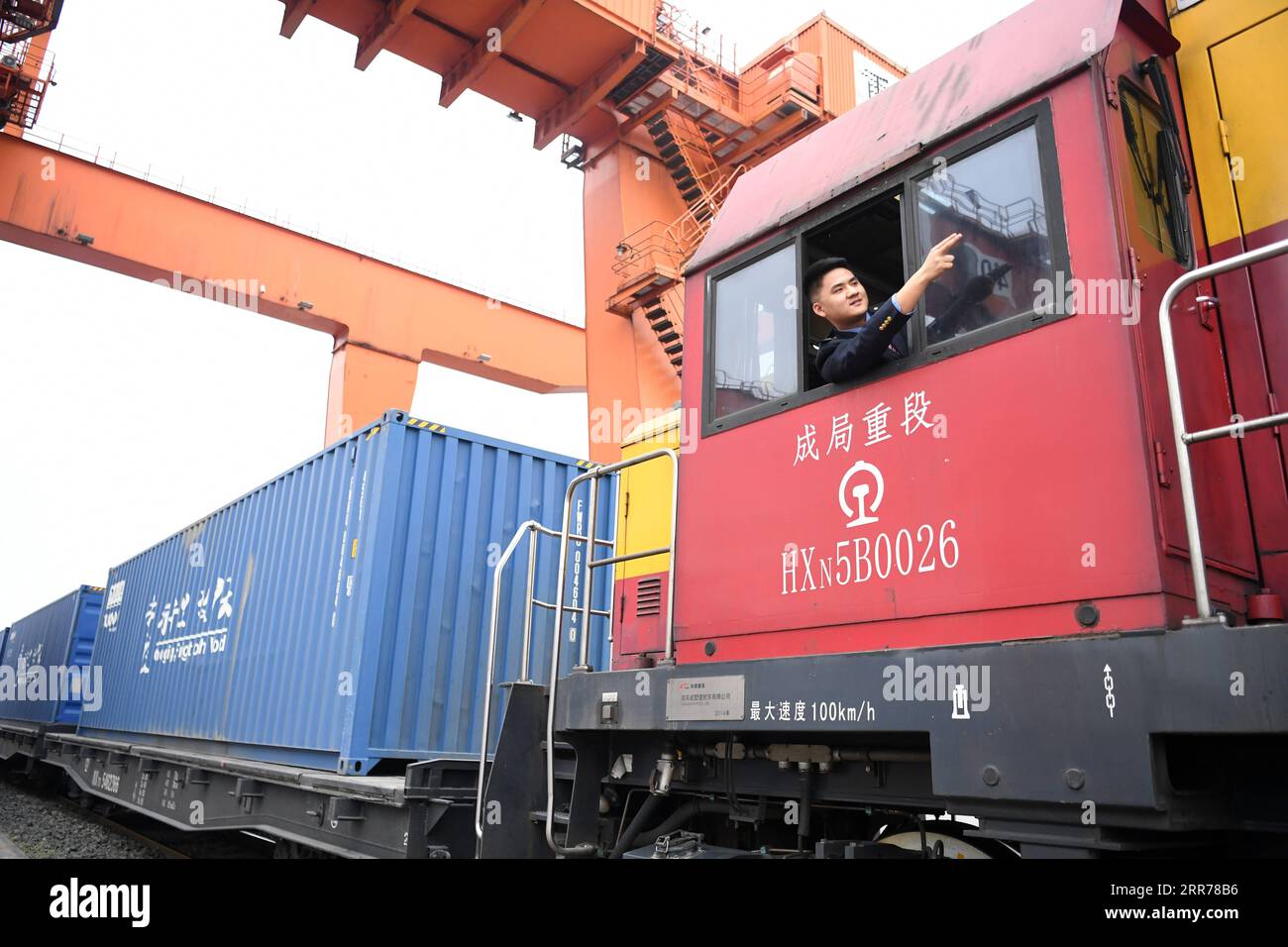 210319 -- CHONGQING, 19. März 2021 -- Ein Fahrer meldet, bevor ein Güterzug Yuxin ou Chongqing-Xinjiang-Europe China-Europe die Tuanjie Village Station der südwestchinesischen Gemeinde Chongqing verlässt, 19. März 2021. Mit einem lauten Zugpfeifen, der durch die Luft hallte, fuhr am Freitagmorgen ein Güterzug nach Duisburg, Deutschland, langsam aus der Tuanjie Village Station der südwestchinesischen Gemeinde Chongqing. Vor genau einem Jahrzehnt habe ich für Chinas ersten China-Europa-Güterzug, den Yuxin ou Chongqing-Xinjiang-Europe, signalisiert, hier abzufahren, erinnerte sich Zhang Xin, als er das sah Stockfoto