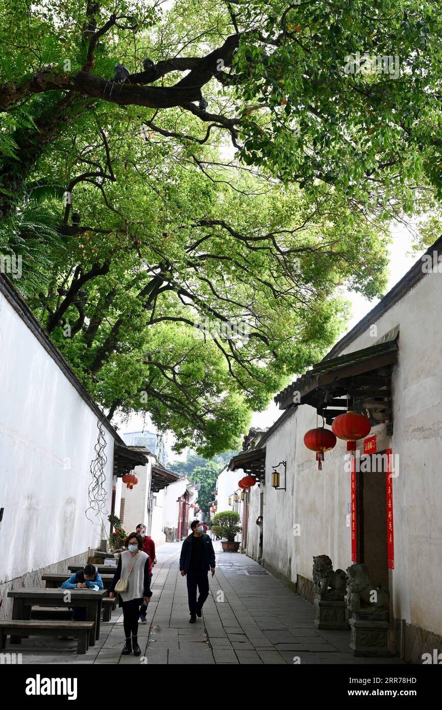 210320 -- FUZHOU, 20. März 2021 -- Touristen laufen am 14. März 2021 auf einer Spur der Sanfangqixiang Three Lanes and Seven Alleys, einem malerischen Ort in Fuzhou, der südöstlichen chinesischen Provinz Fujian. Umgeben von Hügeln und Bergen auf drei Seiten ist die Küstenstadt Fuzhou die Hauptstadt der Provinz Fujian im Südosten Chinas. Die Hauptstadt mit ihrem reichen kulturellen und historischen Erbe ist mit ihrem Spitznamen beliebter: Banyan City, da in der ganzen Stadt zahlreiche Banyan-Bäume gepflanzt werden, die den Bürgern entlang von Straßen und Straßen Schatten bieten. Mit dem Fluss Minjiang, der durch die Stadt fließt, genießt Fuzhou einen fa Stockfoto