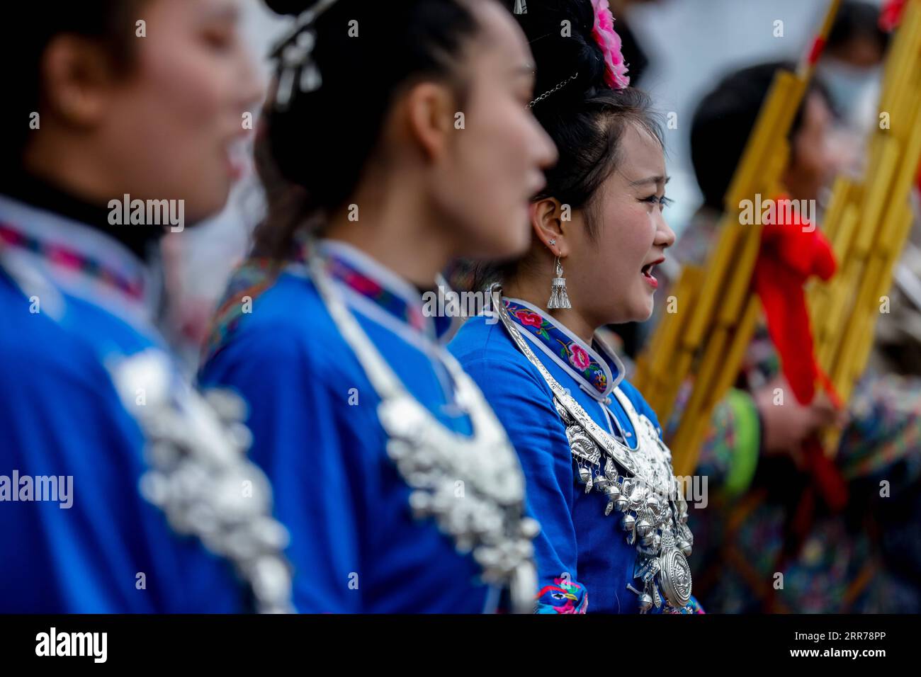 210320 -- DANZHAI, 20. März 2021 -- Menschen der Miao-Volksgruppe tanzen mit Lusheng, einem Volksmusikinstrument aus Bambuspfeifen, während einer Festveranstaltung des Frühjahrspflügen im Danzhai County, südwestchinesische Provinz Guizhou, 20. März 2021. Die örtlichen Bauern nahmen an Aktivitäten Teil, darunter Singen, Tanzen, Pflügen und Umpflanzen von Reiskeimlingen, um die Frühjahrspflügen und die Aussaat zu feiern. CHINA-GUIZHOU-DANZHAI-FRÜHLINGS-EQUINOX-FEIER CN OUXDONGQU PUBLICATIONXNOTXINXCHN Stockfoto