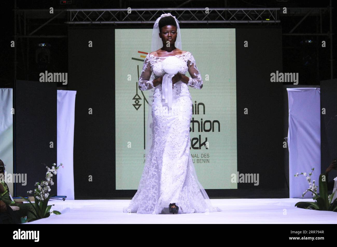 210321 -- COTONOU, 21. März 2021 -- Foto aufgenommen am 20. März 2021 zeigt ein Model, das ein Hochzeitskleid des togolesischen Designers Nado während der Benin Fashion Week in Cotonou, Benin, präsentiert. Foto von /Xinhua BENIN-COTONOU-FASHION SHOW SeraphinxZounyekpe PUBLICATIONxNOTxINxCHN Stockfoto