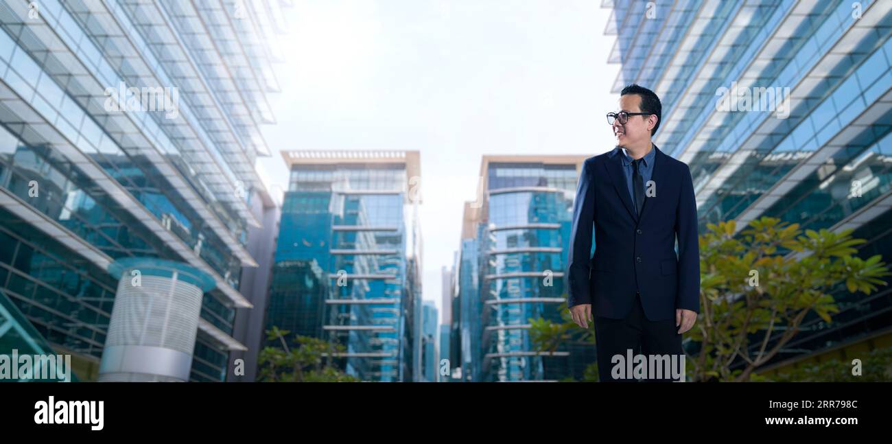 Junger Geschäftsmann, der gerne im Business Center spazieren geht Stockfoto