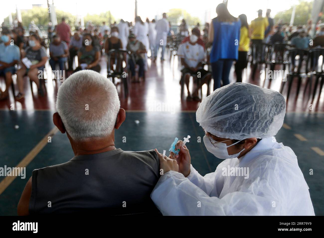 210323 -- BRASILIA, 23. März 2021 -- Eine Seniorin erhält am 22. März 2021 in Brasilia, Brasilien, eine Dosis von chinesisch entwickeltem COVID-19-Impfstoff. Brasilien sagte am Montag, dass in den letzten 24 Stunden 1.383 weitere Menschen an der neuartigen Coronavirus-Krankheit starben, was die Zahl der Todesopfer auf 295 425 erhöhte. Nach Angaben des Gesundheitsministeriums, Tests 49.293 neue Fälle festgestellt, so dass die landesweite Zahl auf 12.047.526. Brasilien ist eines der Länder, die weltweit am stärksten von dem Virus betroffen sind, sowohl in Bezug auf Todesfälle als auch Fälle, an zweiter Stelle nach den Vereinigten Staaten. Foto von /Xinhua BRAZIL-12 MLN COVID-19 FÄLLE Lucio Stockfoto