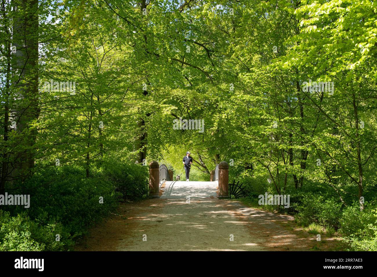 Kopenhagen, Dänemark, 07. Mai 2022: Menschen genießen einen sonnigen Tag in Frederiksberg Gardens im Frühjahr Stockfoto