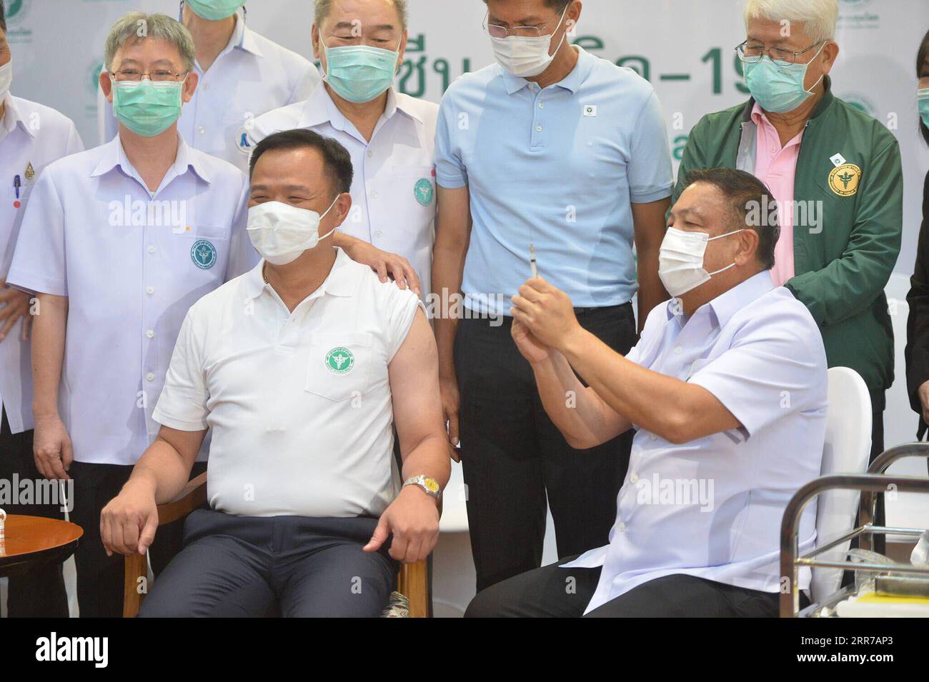 210323 -- BANGKOK, 23. März 2021 -- der stellvertretende thailändische Premierminister und Minister für öffentliche Gesundheit Anutin Charnvirakul L, Front bereitet sich auf seine zweite Aufnahme des COVID-19-Impfstoffs vor, der von Chinas Sinovac in Bangkok, Thailand, am 23. März 2021 entwickelt wurde. Der stellvertretende Premierminister war der erste Thai, der am 28. Februar den Jab erhielt, als das südostasiatische Land mit der Einführung des COVID-19-Impfprogramms begann. THAILAND-BANGKOK-STELLVERTRETENDE PM-COVID-19-IMPFUNG RACHENXSAGEAMSAK PUBLICATIONXNOTXINXCHN Stockfoto