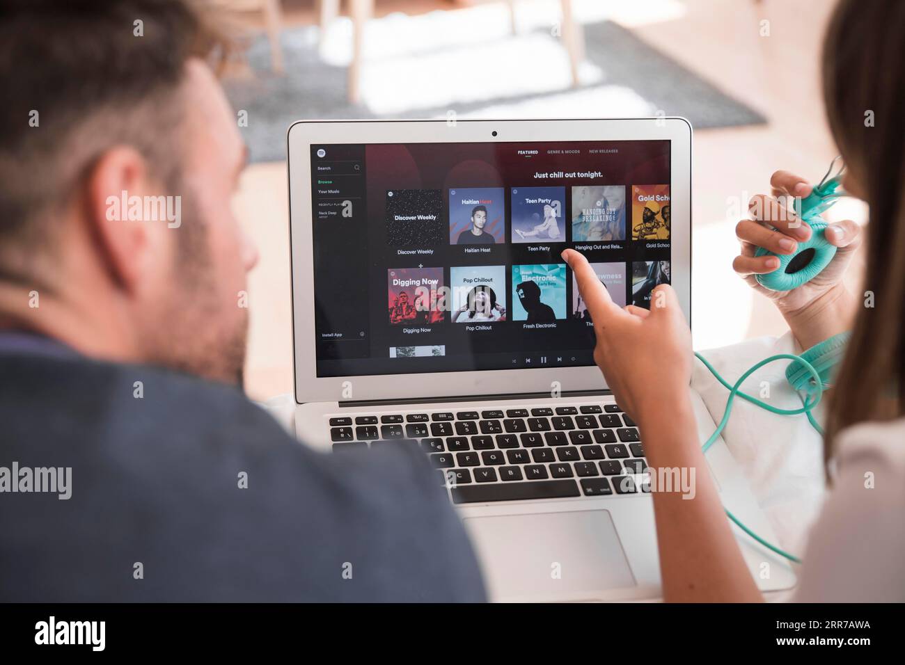 Nahaufnahme eines Notebooks mit der spotify App Stockfoto