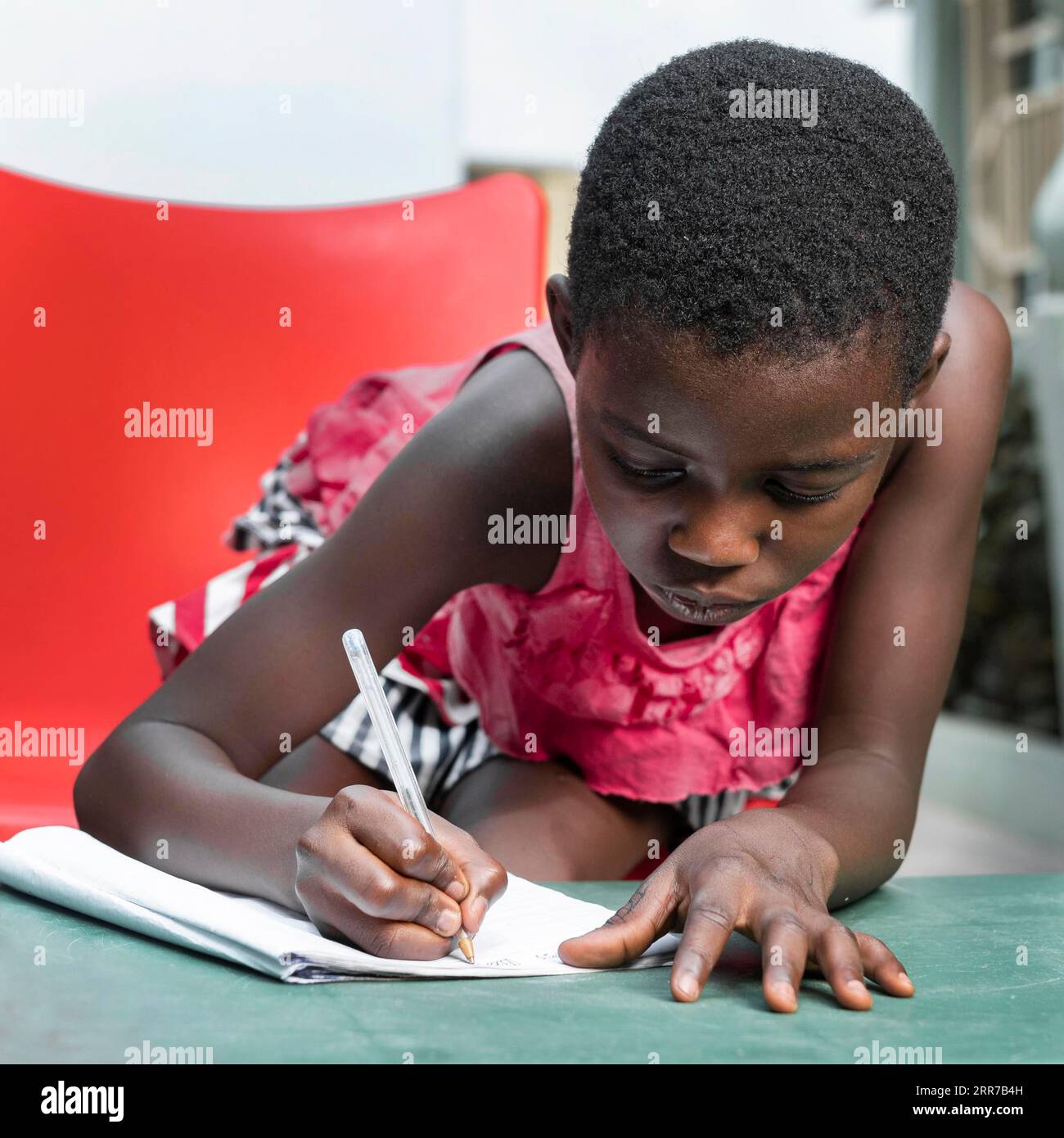 Medium Shot Mädchen Schreibheft Stockfoto