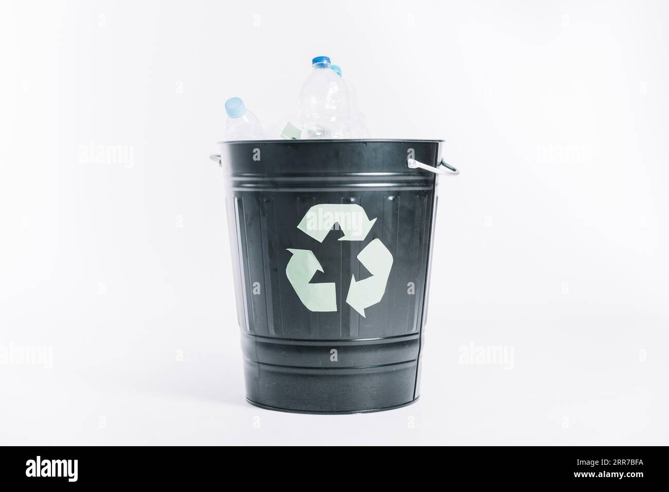 Recyclingeimer mit weißem Hintergrund aus Kunststoffflaschen Stockfoto