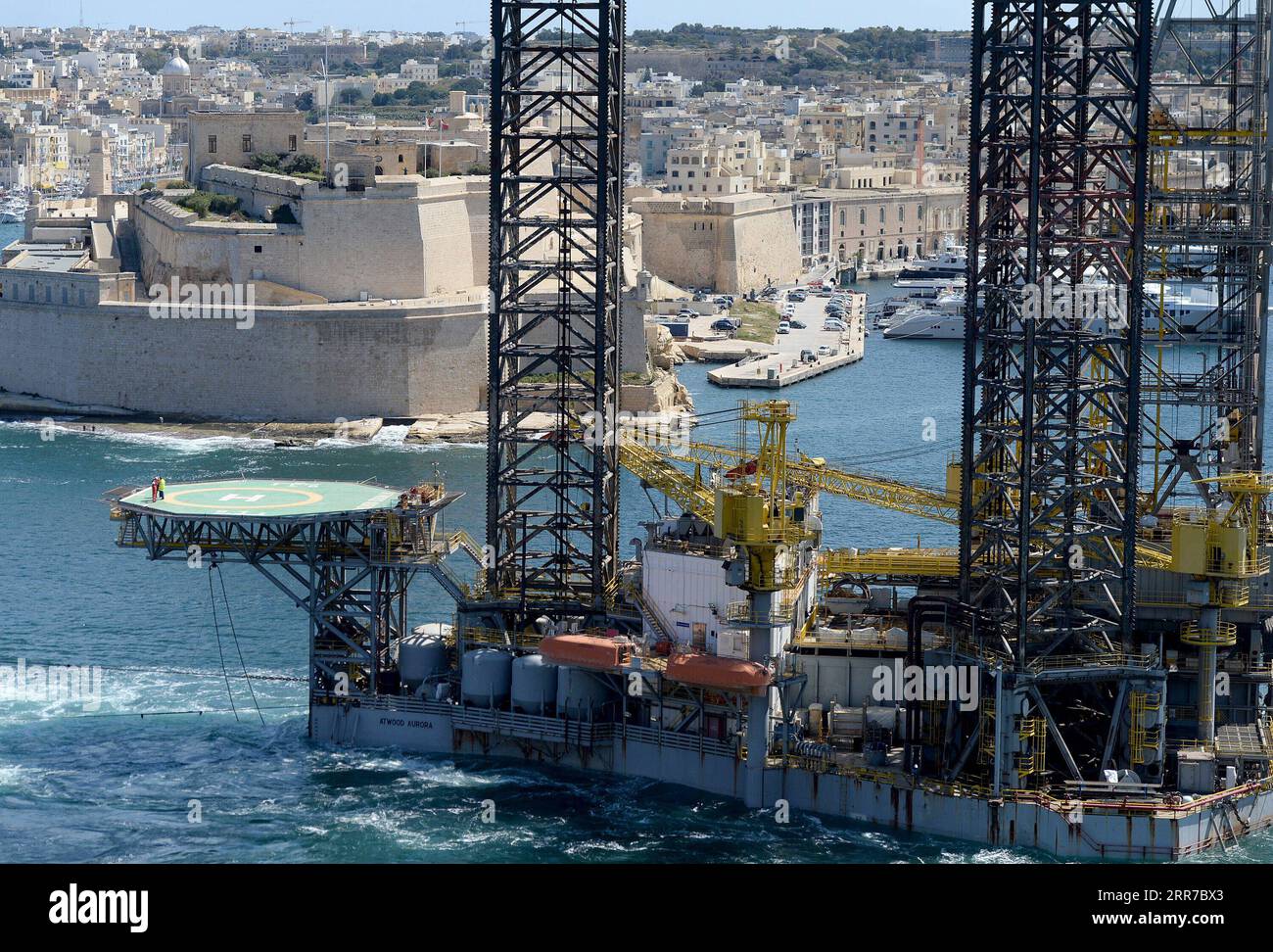 210325 -- VALLETTA, 25. März 2021 -- am 24. März 2021 wird eine Ölplattform aus dem Valletta Grand Harbour, Valletta, Hauptstadt Maltas, entfernt. Die Ölplattform Atwood Aurora ruinierte die Skyline von Valletta seit einigen Jahren. Sie wird schließlich nach einer Vereinbarung mit der Werft, die mit der Instandhaltung beauftragt ist, entfernt. Der Ausbau folgt dem Ausbau eines anderen Ölfelds, das vor zwei Wochen entfernt wurde. Foto von /Xinhua MALTA-VALLETTA-MARITIME-OILRIG-ENTFERNT JonathanxBorg PUBLICATIONxNOTxINxCHN Stockfoto