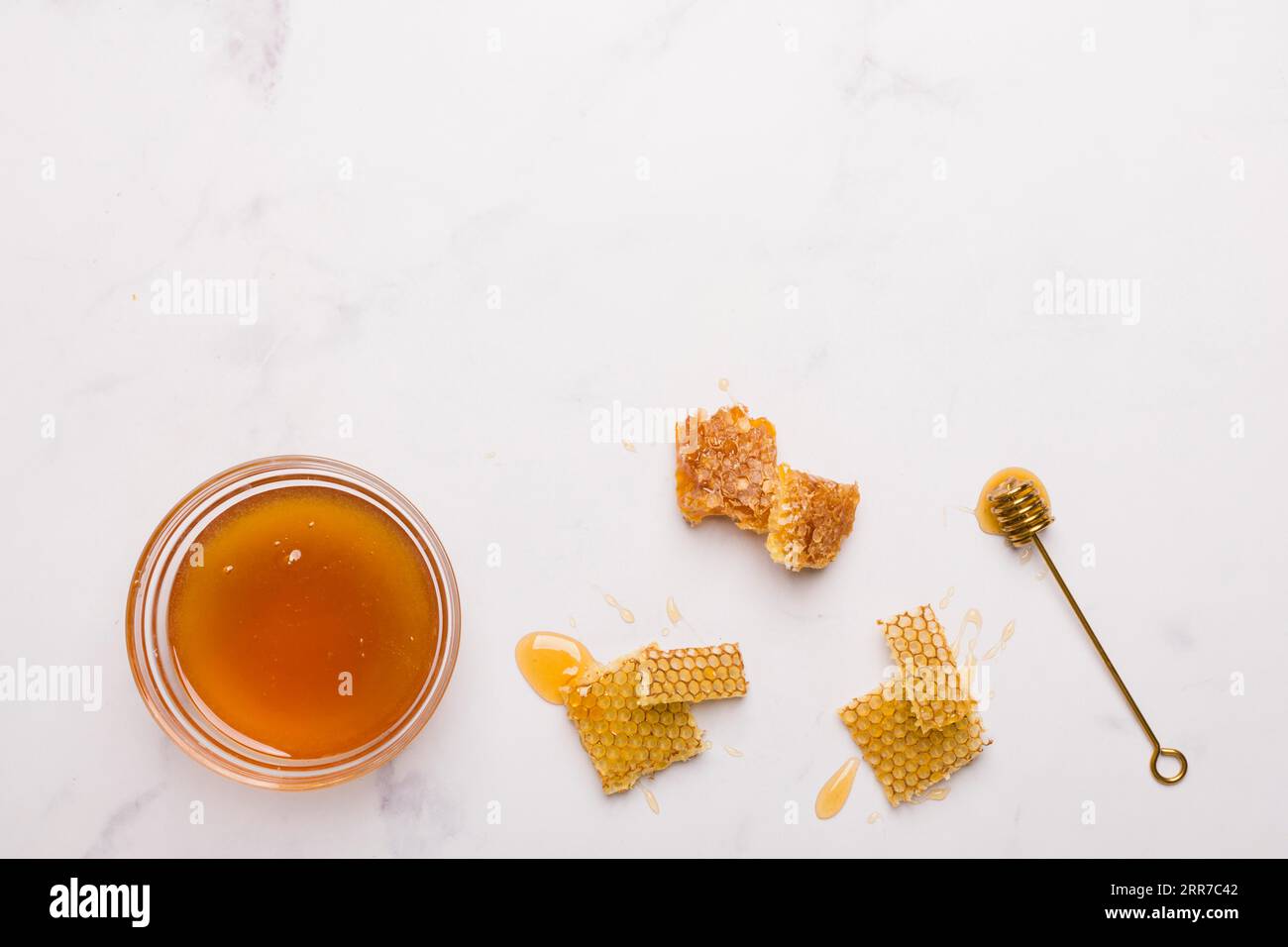 Von oben Blick auf Honig mit Wabenstücken Stockfoto