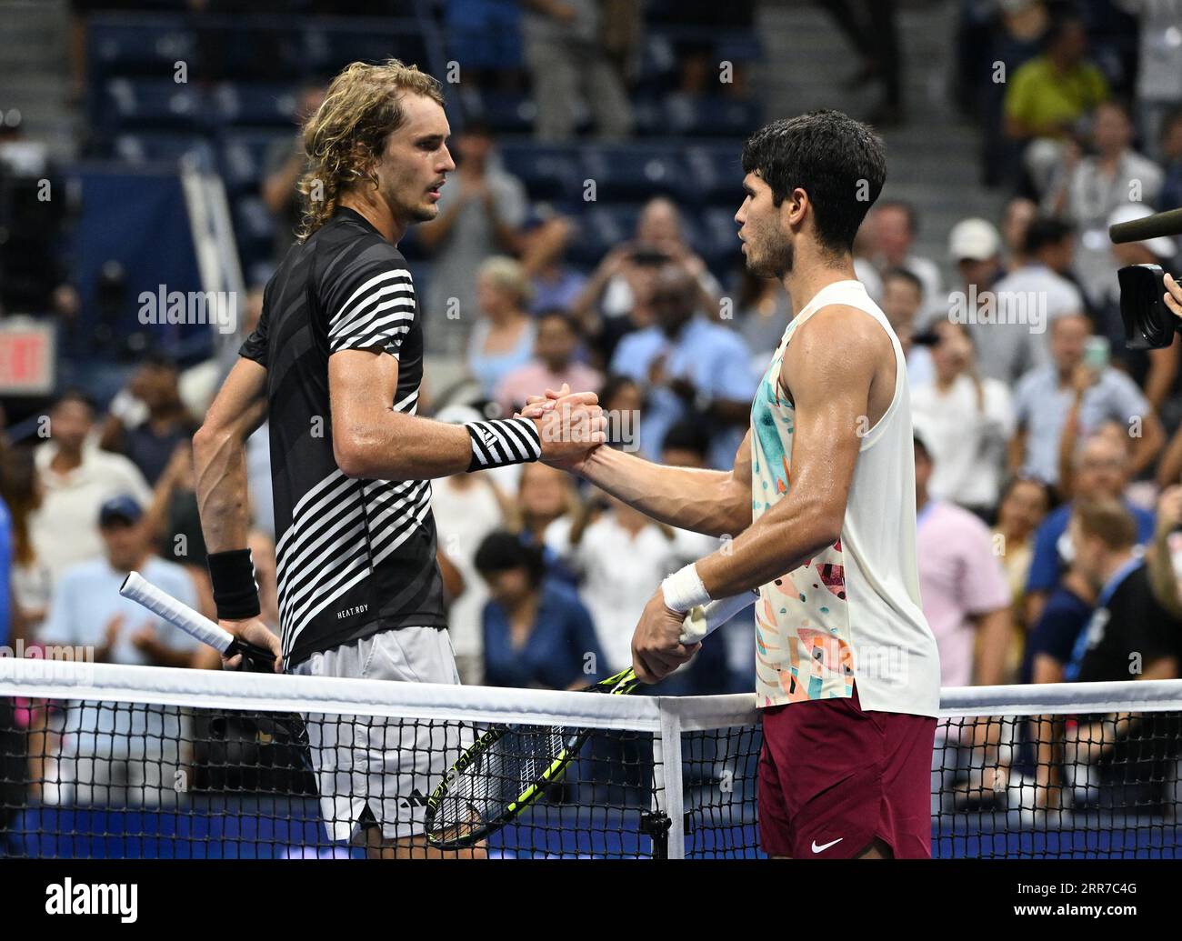 Flushing Meadow, United Erklärte. September 2023. Carlos Alcaraz aus Spanien begrüßt Alexander Zverev im Viertelfinale im Arthur Ashe Stadium bei den US Open Tennis Championships 2023 im USTA Billie Jean King National Tennis Center am Mittwoch, den 6. September 2023 in New York City. Foto von Larry Marano/UPI Credit: UPI/Alamy Live News Stockfoto