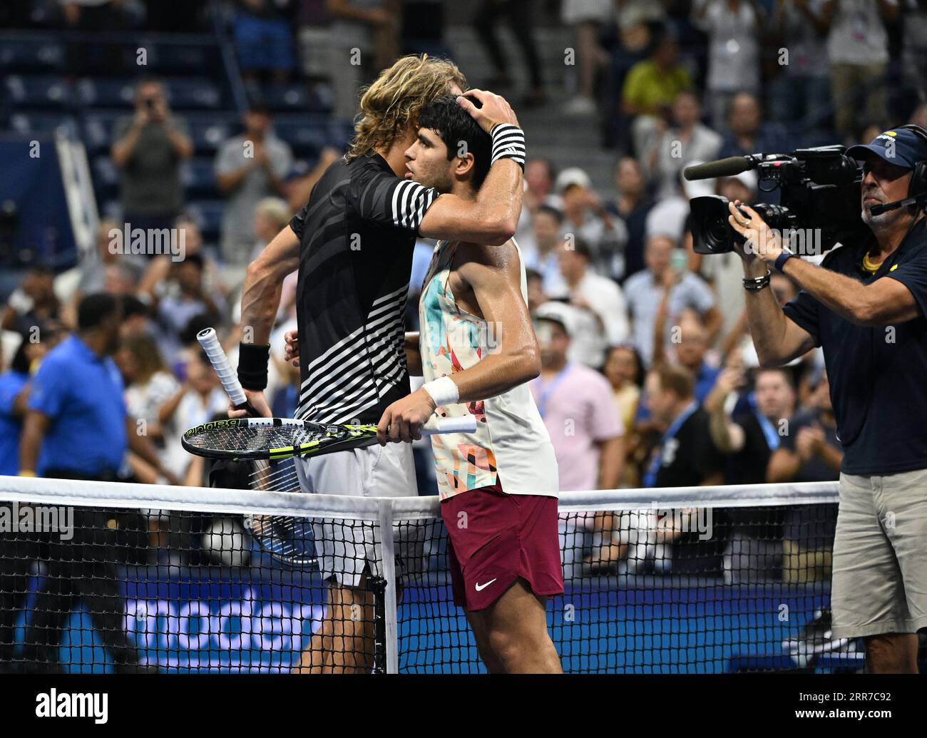 Flushing Meadow, United Erklärte. September 2023. Carlos Alcaraz aus Spanien begrüßt Alexander Zverev im Viertelfinale im Arthur Ashe Stadium bei den US Open Tennis Championships 2023 im USTA Billie Jean King National Tennis Center am Mittwoch, den 6. September 2023 in New York City. Foto von Larry Marano/UPI Credit: UPI/Alamy Live News Stockfoto