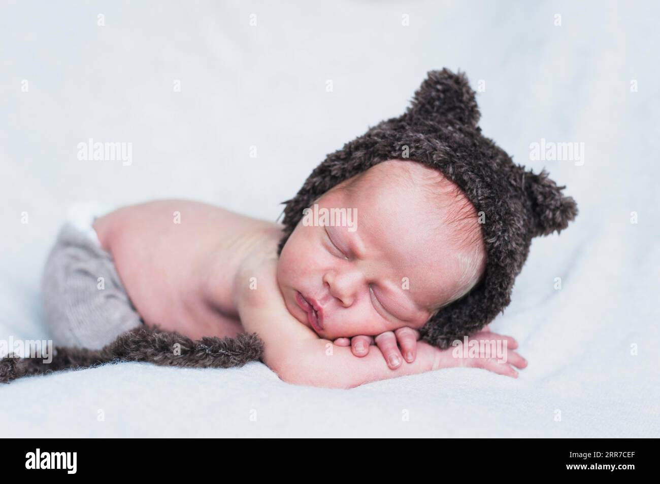Wunderbarer kleiner Kinderbärenhut Stockfoto